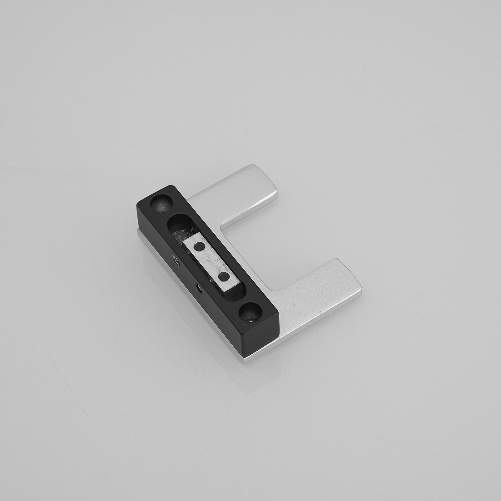 Juego de accesorios decorativos para baño de 4 piezas negro y níquel: barra de toallas, porta papel higiénico y gancho para batas incluidos A-91065-B.