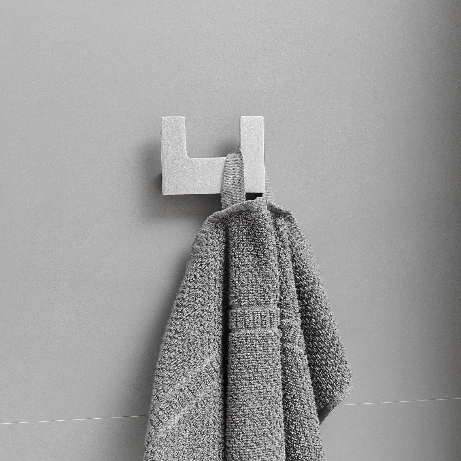 Juego de accesorios decorativos para baño de 4 piezas negro y níquel: barra de toallas, porta papel higiénico y gancho para batas incluidos A-91065-B.