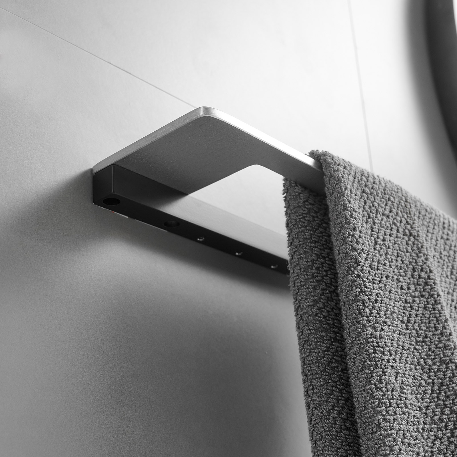 Juego de accesorios decorativos para baño de 4 piezas negro y níquel: barra de toallas, porta papel higiénico y gancho para batas incluidos A-91065-B.