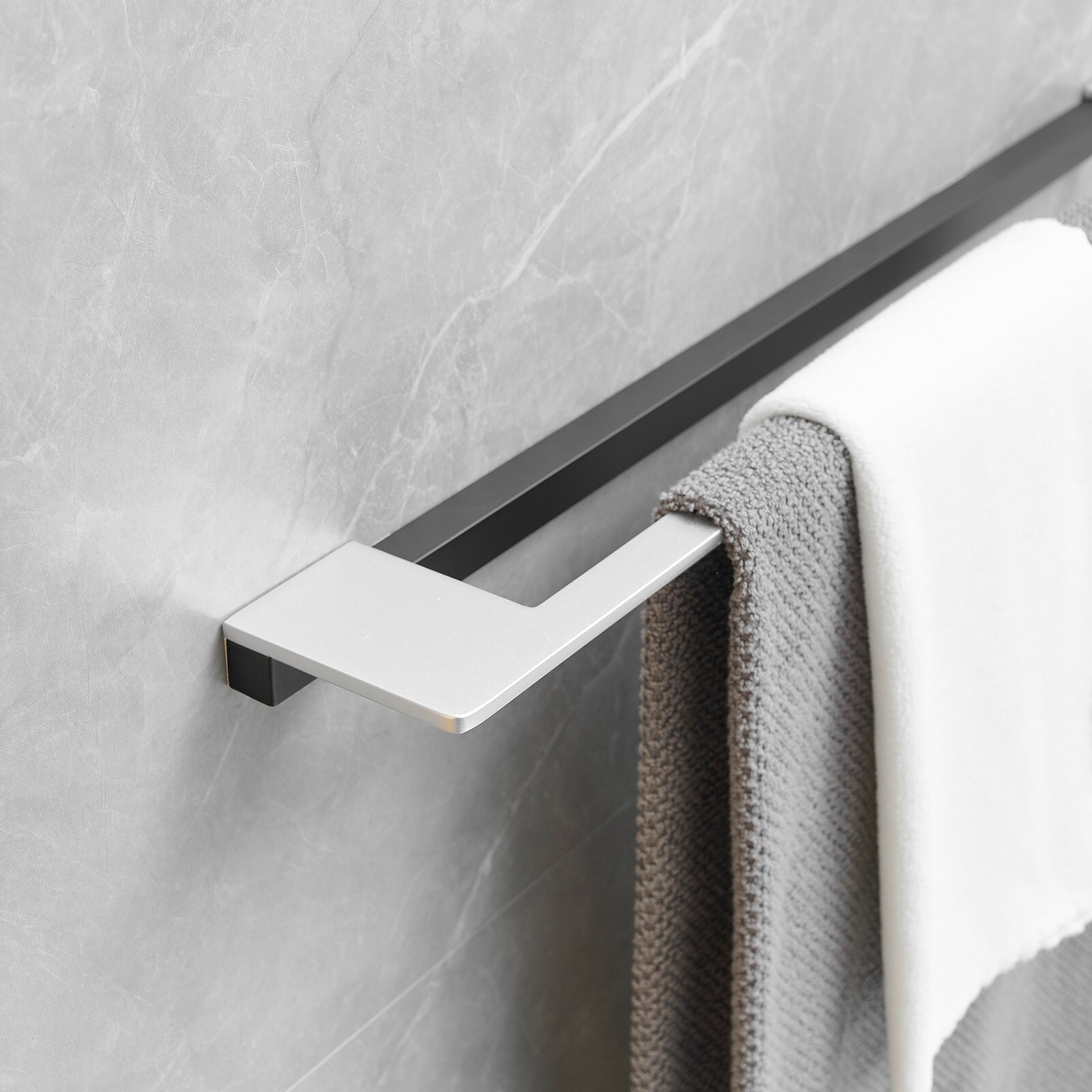 Juego de accesorios decorativos para baño de 4 piezas negro y níquel: barra de toallas, porta papel higiénico y gancho para batas incluidos A-91065-B.