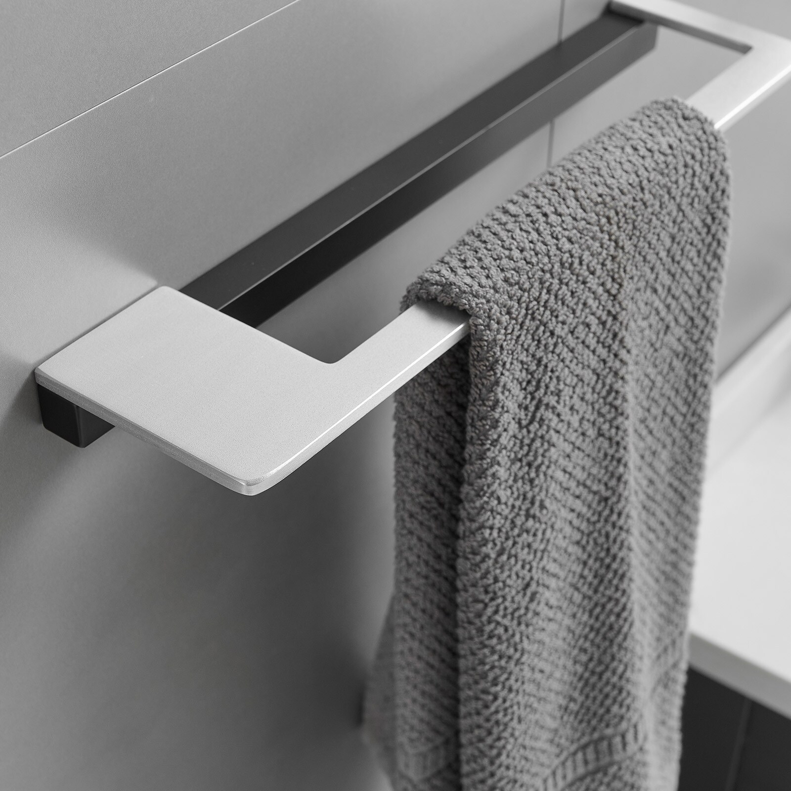 Juego de accesorios decorativos para baño de 4 piezas negro y níquel: barra de toallas, porta papel higiénico y gancho para batas incluidos A-91065-B.