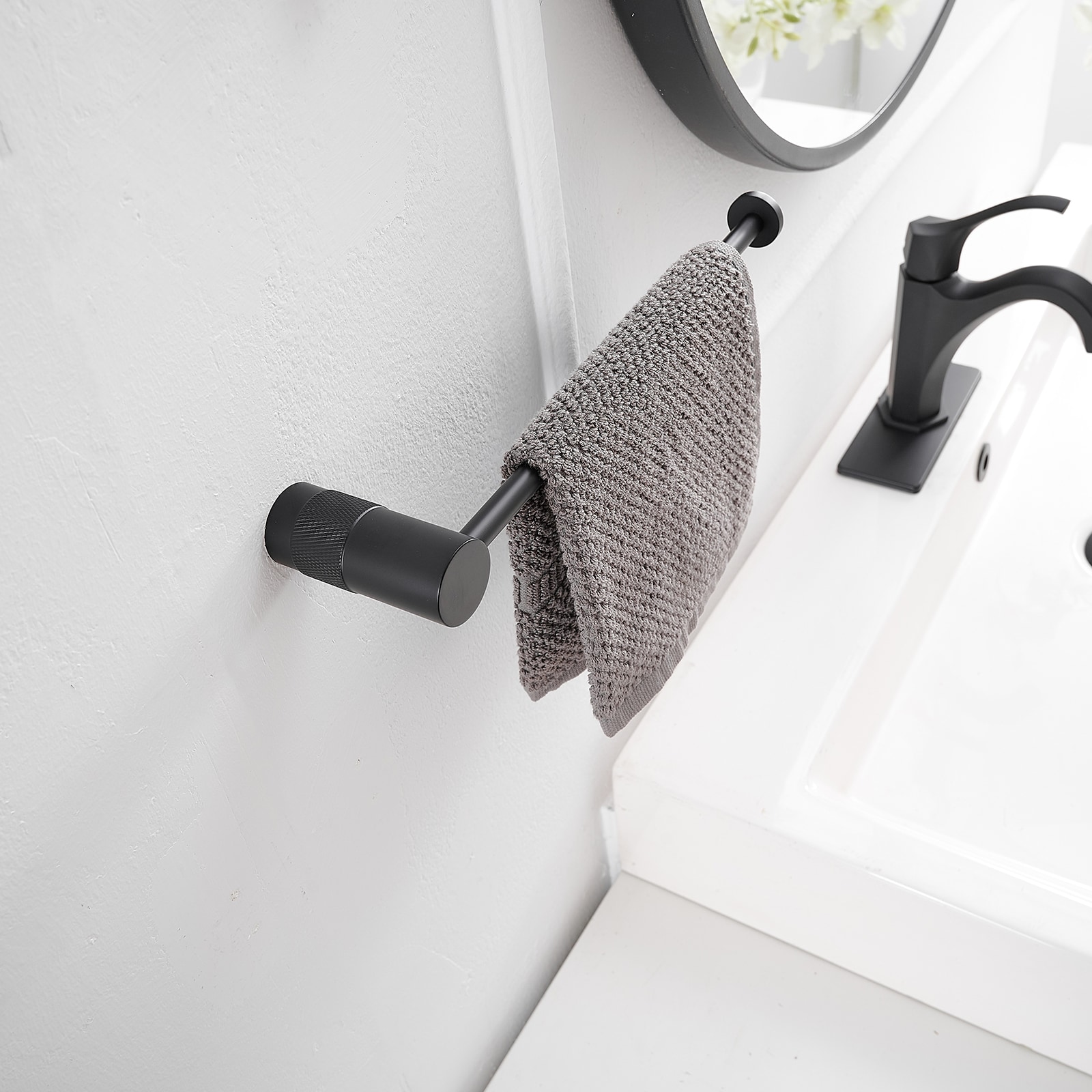 Juego de Accesorios de Baño Mate Negro Decorativo de 4 Piezas - Barra de Toallas, Porta Papel Higiénico, Gancho para Batas incluidos A-91056-B