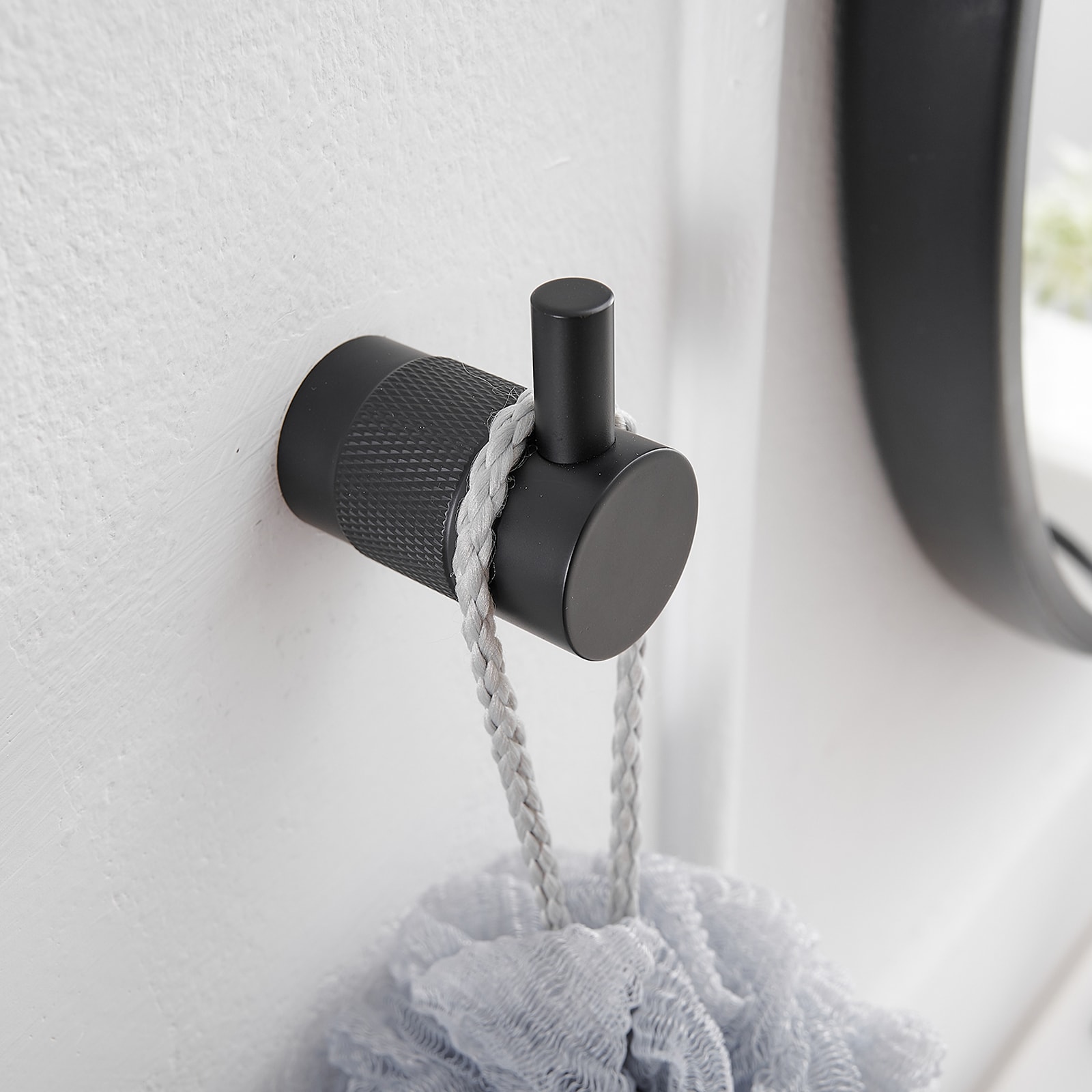 Juego de Accesorios de Baño Mate Negro Decorativo de 4 Piezas - Barra de Toallas, Porta Papel Higiénico, Gancho para Batas incluidos A-91056-B