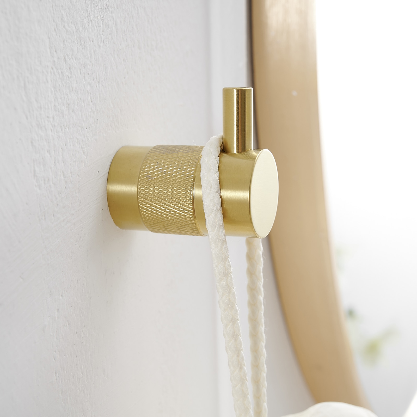 Juego de accesorios de baño decorativos en acabado dorado cepillado de 4 piezas, incluye barra de toalla, porta papel higiénico y gancho para batas A-91056-BG.