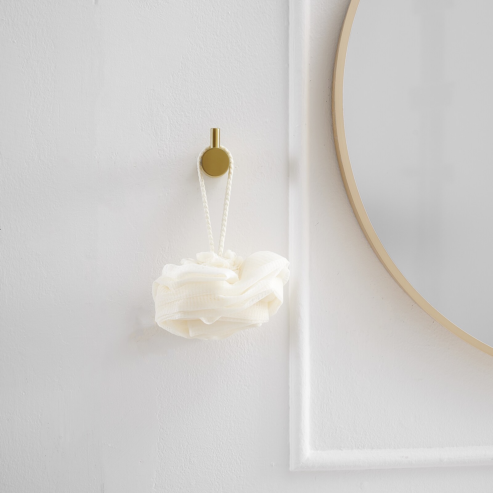 Juego de accesorios de baño decorativos en acabado dorado cepillado de 4 piezas, incluye barra de toalla, porta papel higiénico y gancho para batas A-91056-BG.