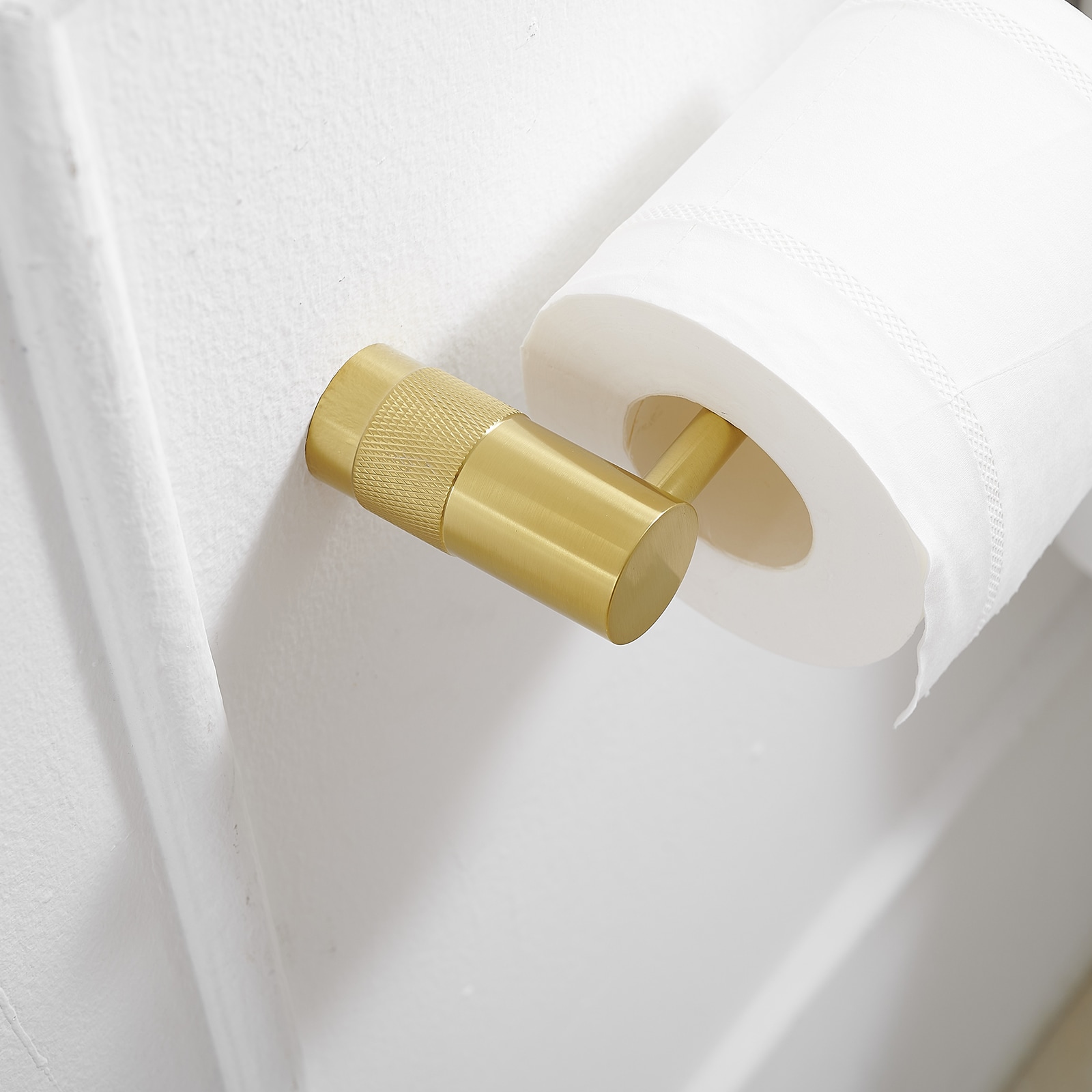 Juego de accesorios de baño decorativos en acabado dorado cepillado de 4 piezas, incluye barra de toalla, porta papel higiénico y gancho para batas A-91056-BG.