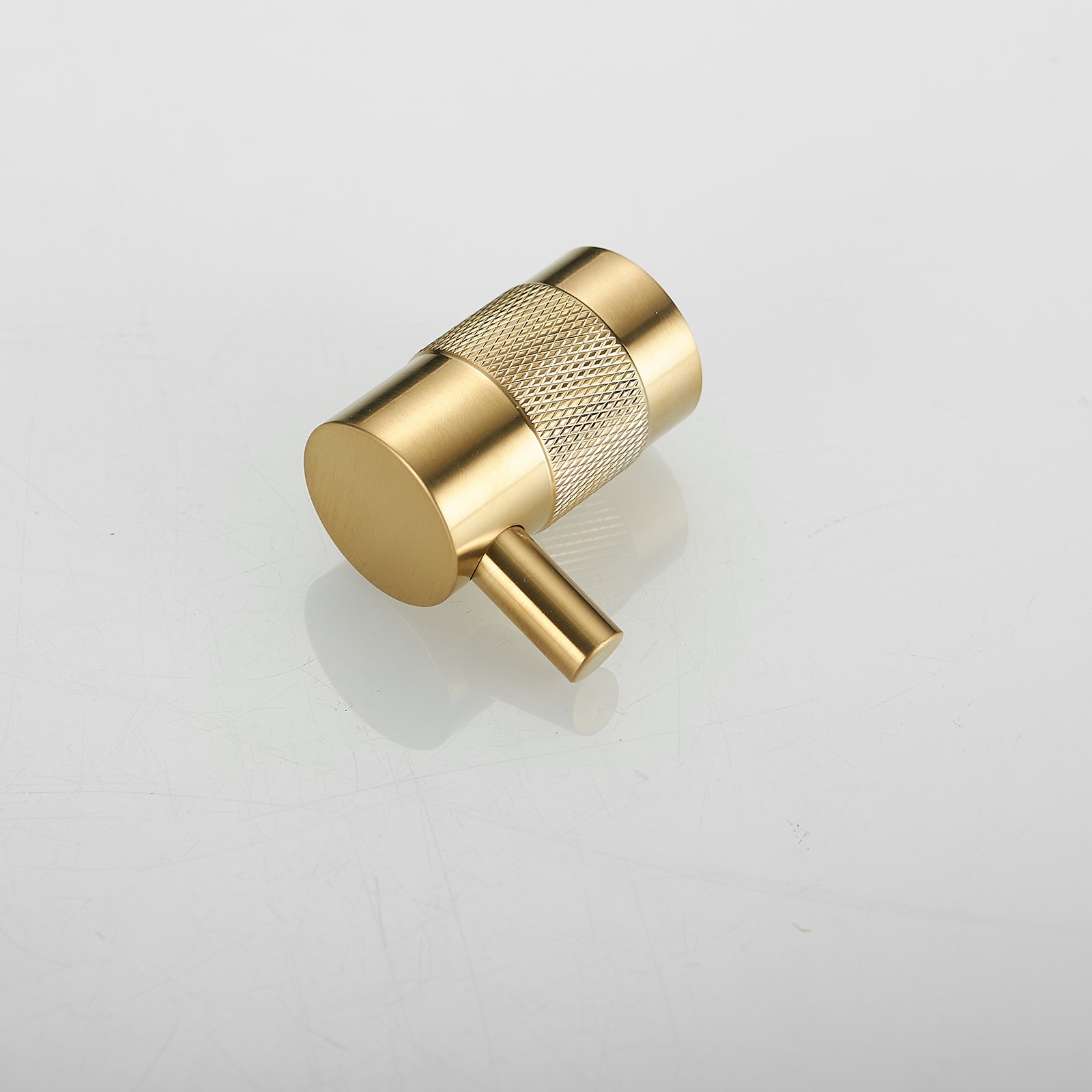Juego de accesorios de baño decorativos en acabado dorado cepillado de 4 piezas, incluye barra de toalla, porta papel higiénico y gancho para batas A-91056-BG.