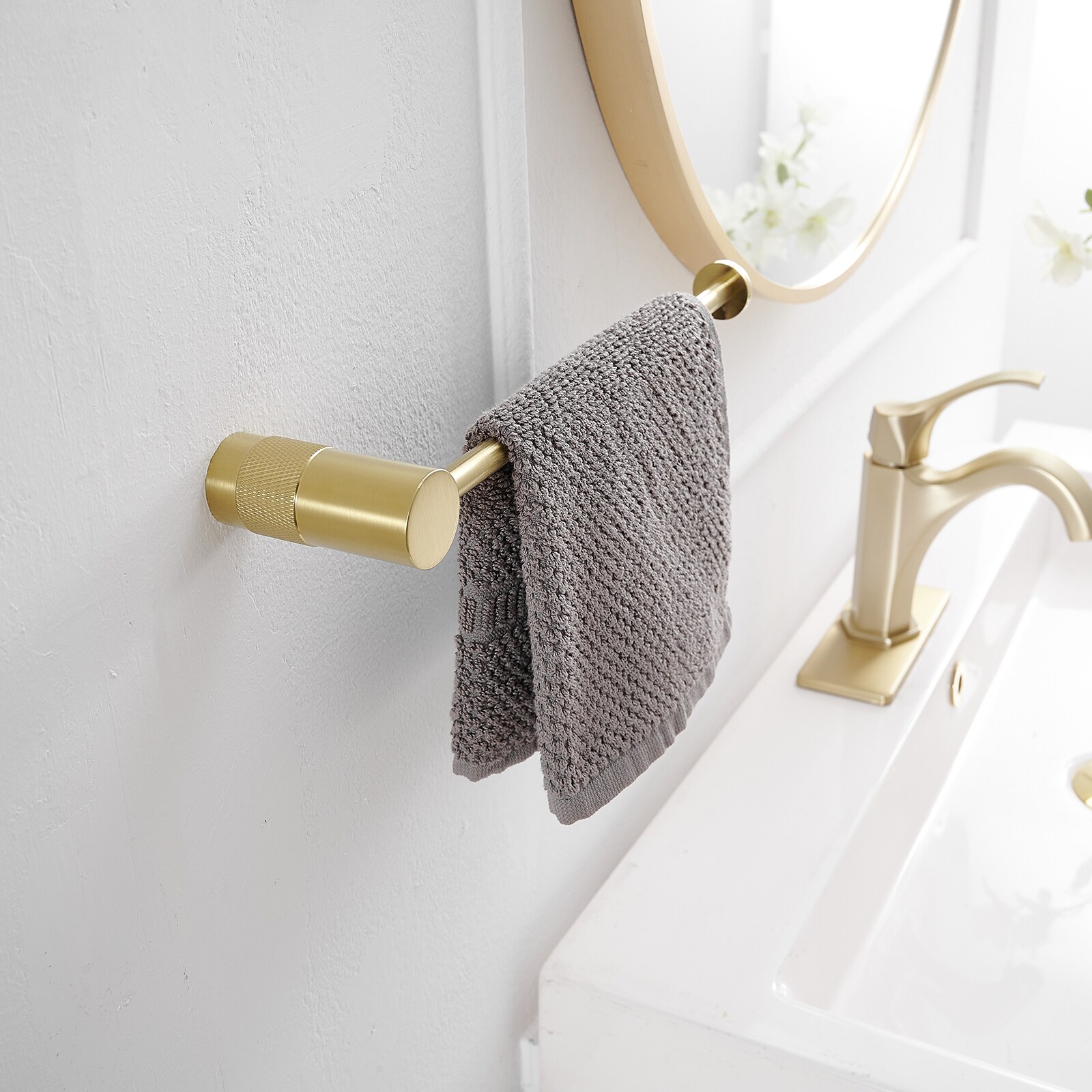 Juego de accesorios de baño decorativos en acabado dorado cepillado de 4 piezas, incluye barra de toalla, porta papel higiénico y gancho para batas A-91056-BG.