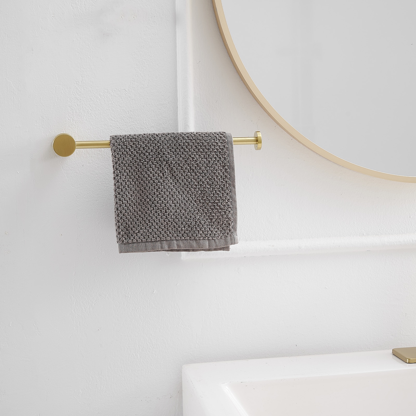 Juego de accesorios de baño decorativos en acabado dorado cepillado de 4 piezas, incluye barra de toalla, porta papel higiénico y gancho para batas A-91056-BG.