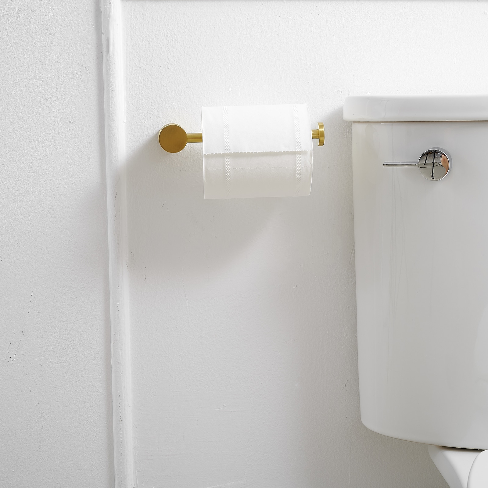 Juego de accesorios de baño decorativos en acabado dorado cepillado de 4 piezas, incluye barra de toalla, porta papel higiénico y gancho para batas A-91056-BG.
