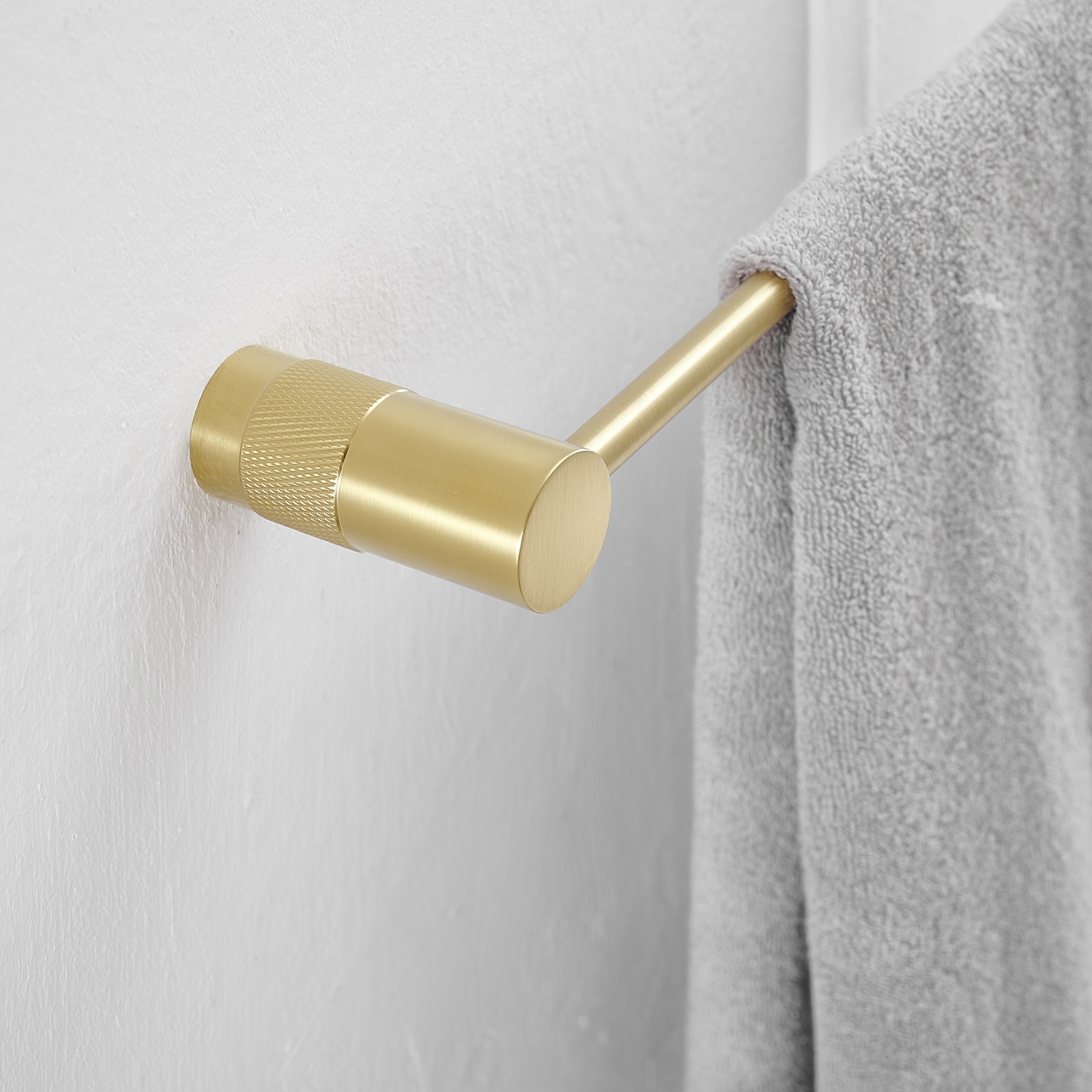 Juego de accesorios de baño decorativos en acabado dorado cepillado de 4 piezas, incluye barra de toalla, porta papel higiénico y gancho para batas A-91056-BG.