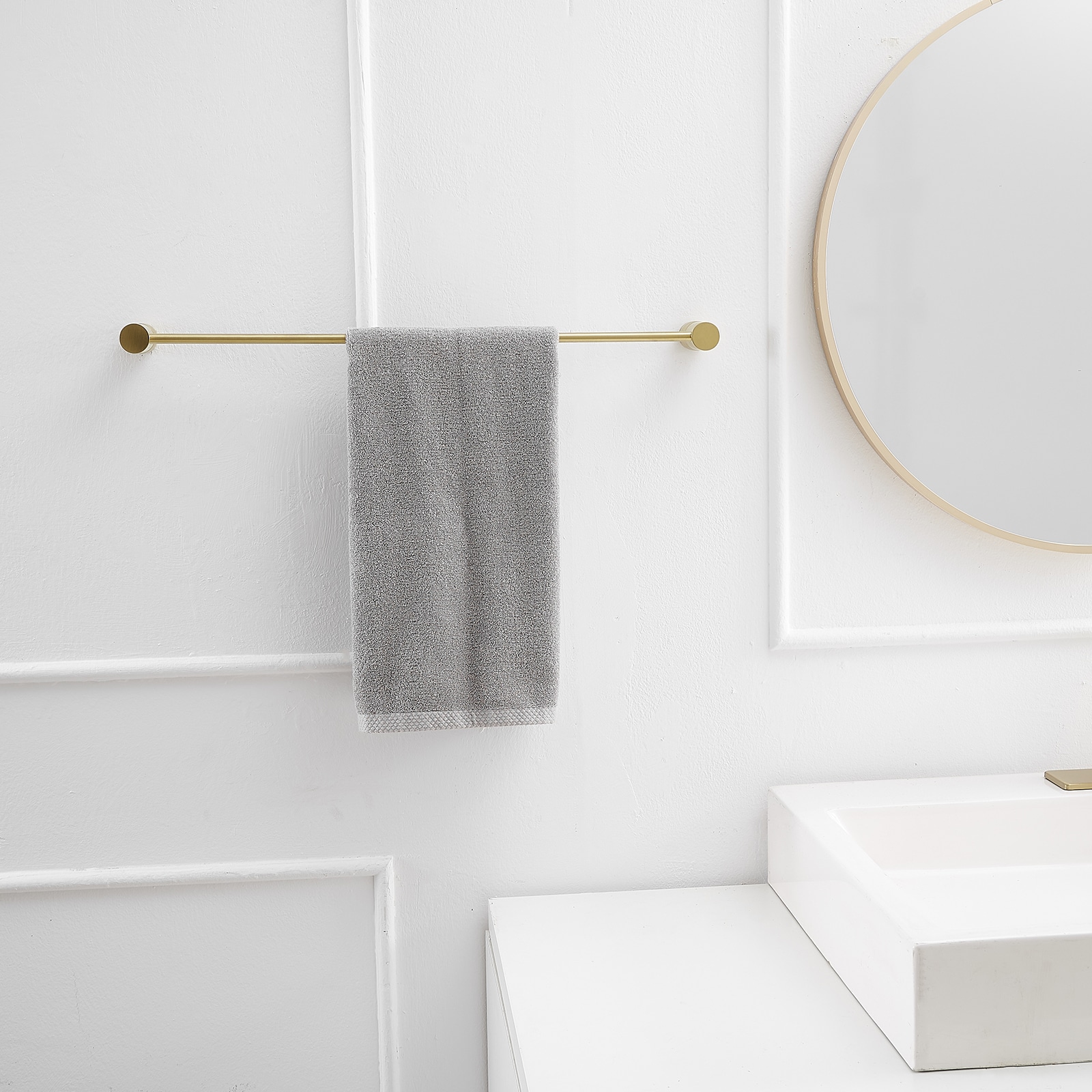 Juego de accesorios de baño decorativos en acabado dorado cepillado de 4 piezas, incluye barra de toalla, porta papel higiénico y gancho para batas A-91056-BG.