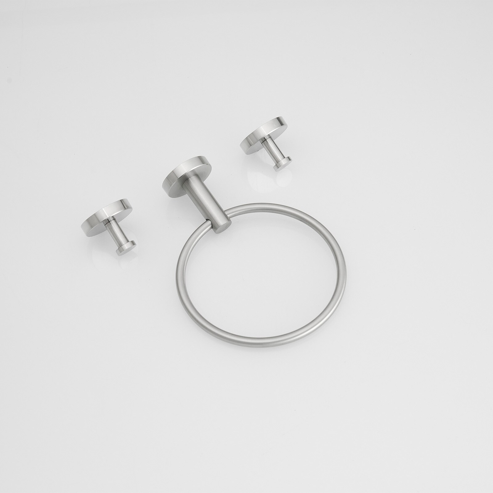Juego de accesorios de baño decorativos de 3 piezas en níquel cepillado con anillo para toallas y gancho para batas incluidos A-91063-N