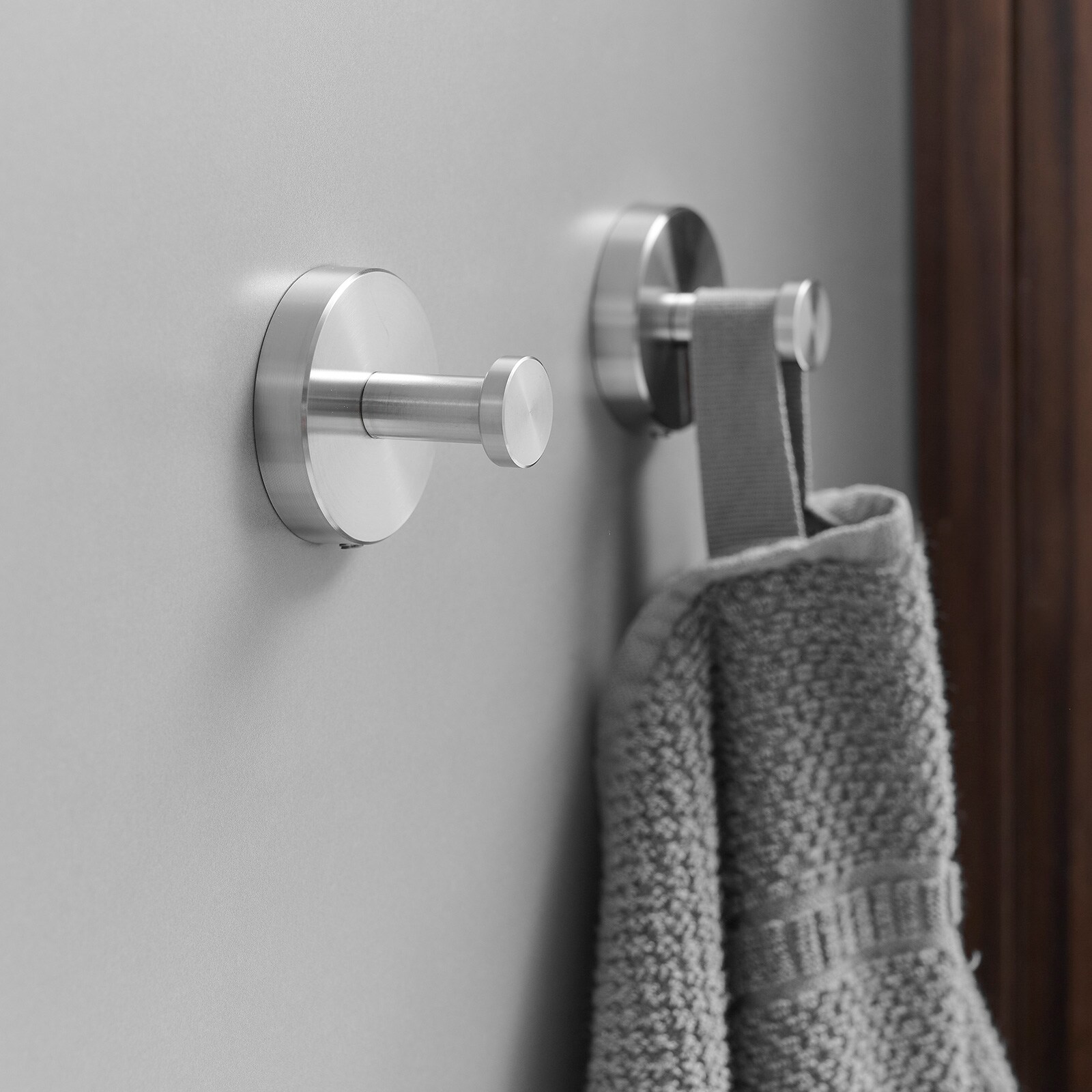 Juego de accesorios de baño decorativos de 3 piezas en níquel cepillado con anillo para toallas y gancho para batas incluidos A-91063-N