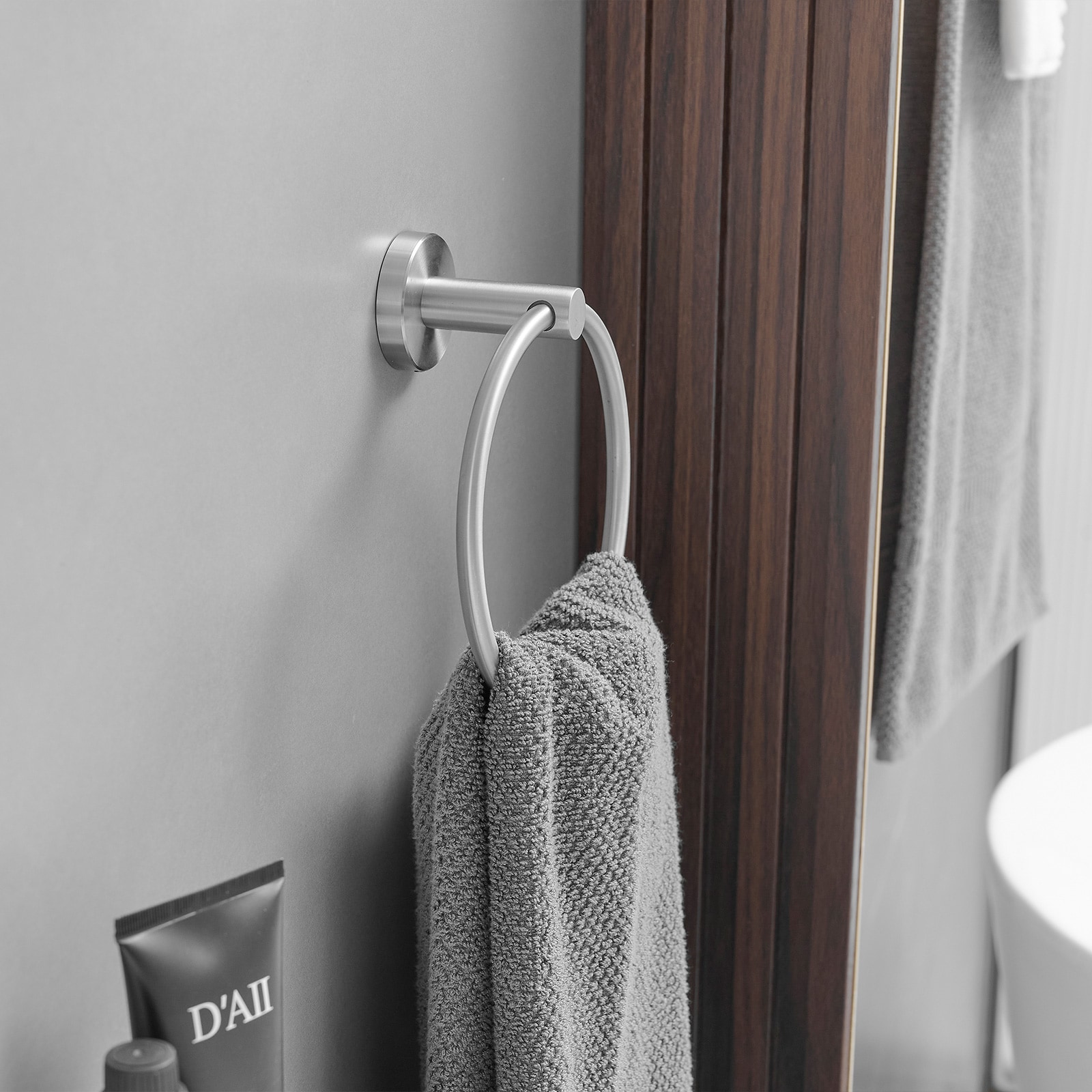 Juego de accesorios de baño decorativos de 3 piezas en níquel cepillado con anillo para toallas y gancho para batas incluidos A-91063-N