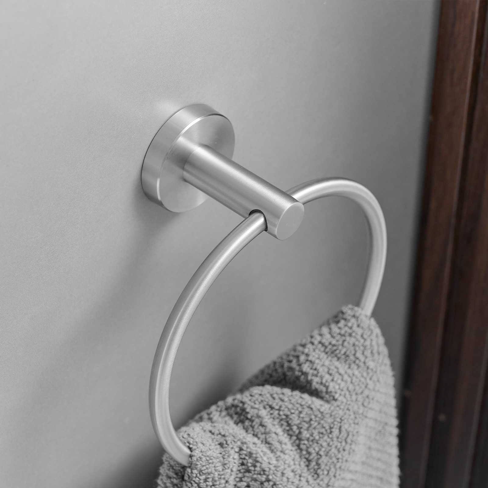 Juego de accesorios de baño decorativos de 3 piezas en níquel cepillado con anillo para toallas y gancho para batas incluidos A-91063-N