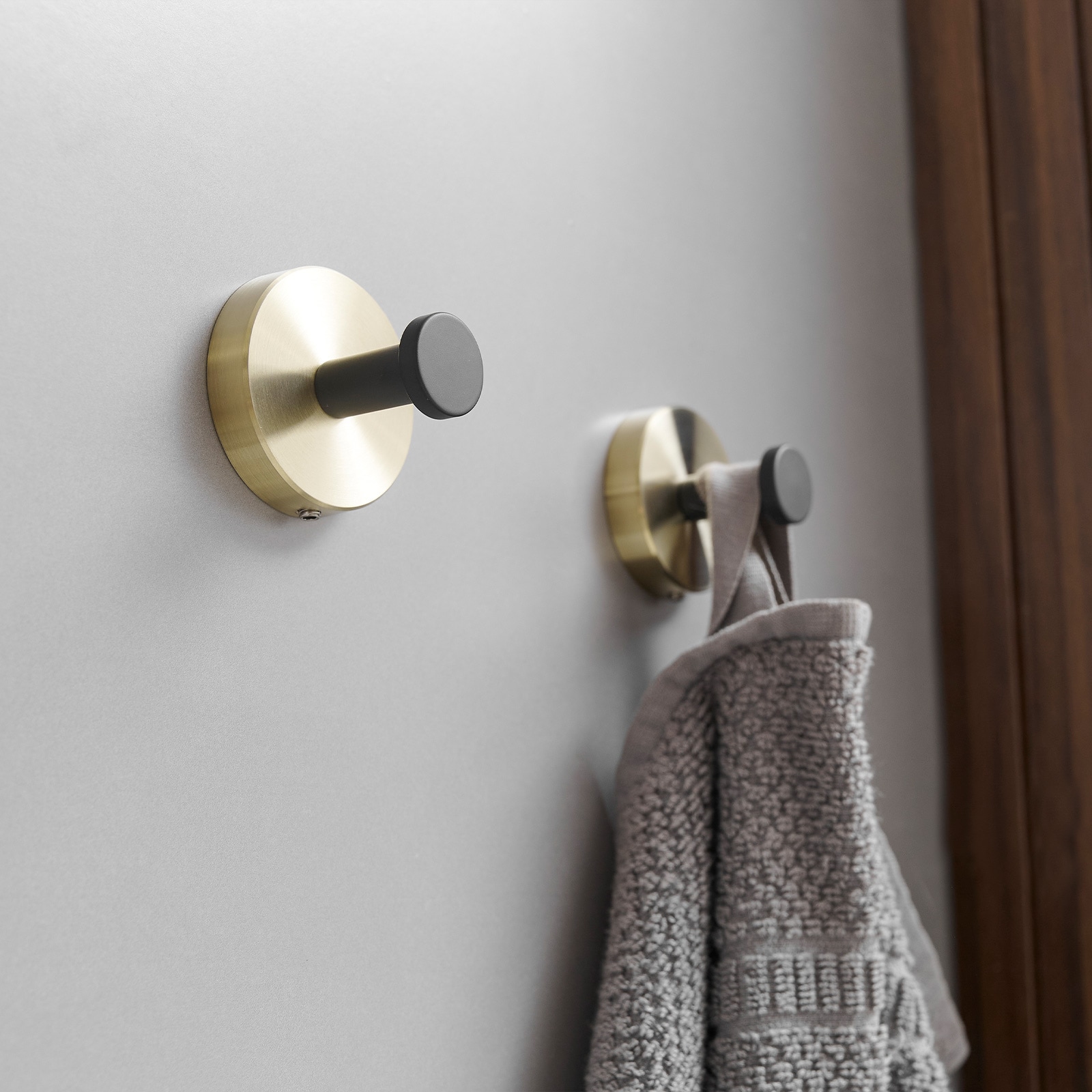 Juego de accesorios para baño decorativo negro y dorado de 3 piezas con anillo para toallas y gancho para batas incluidos A-91063-GBK