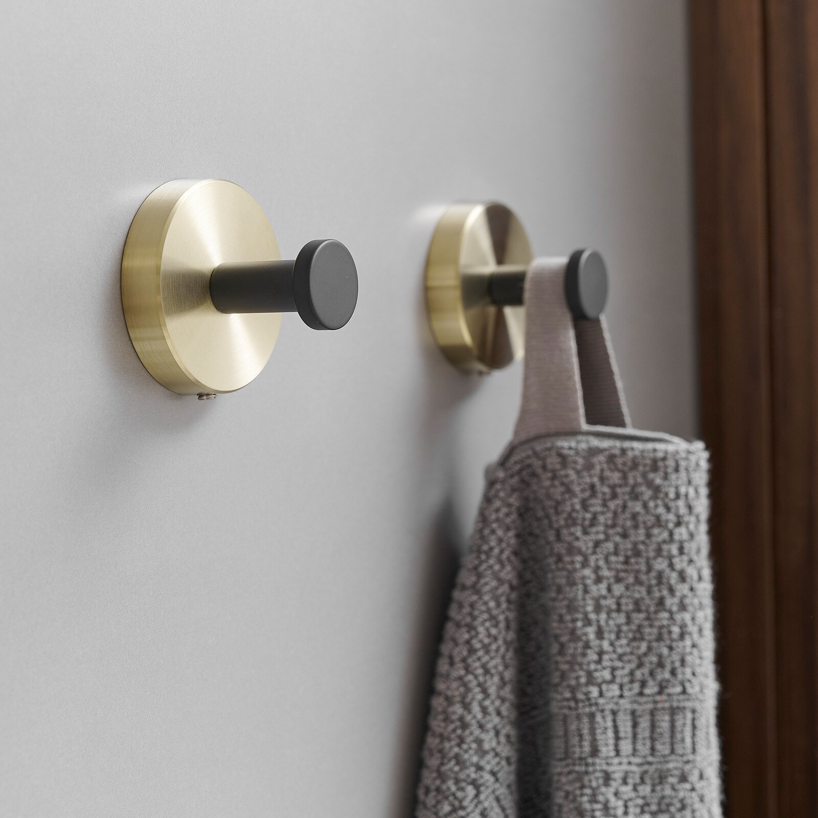 Juego de accesorios para baño decorativo negro y dorado de 3 piezas con anillo para toallas y gancho para batas incluidos A-91063-GBK