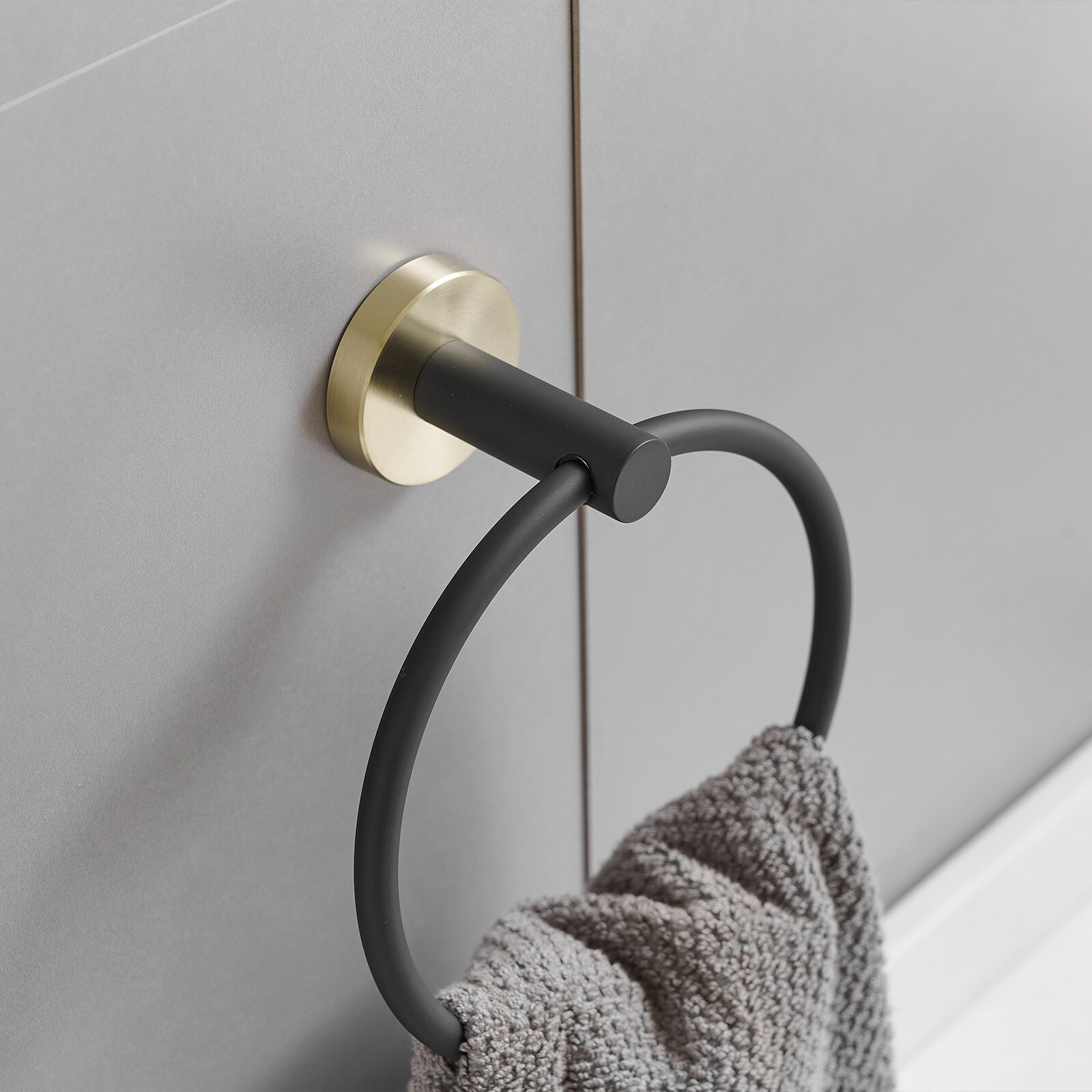 Juego de accesorios para baño decorativo negro y dorado de 3 piezas con anillo para toallas y gancho para batas incluidos A-91063-GBK