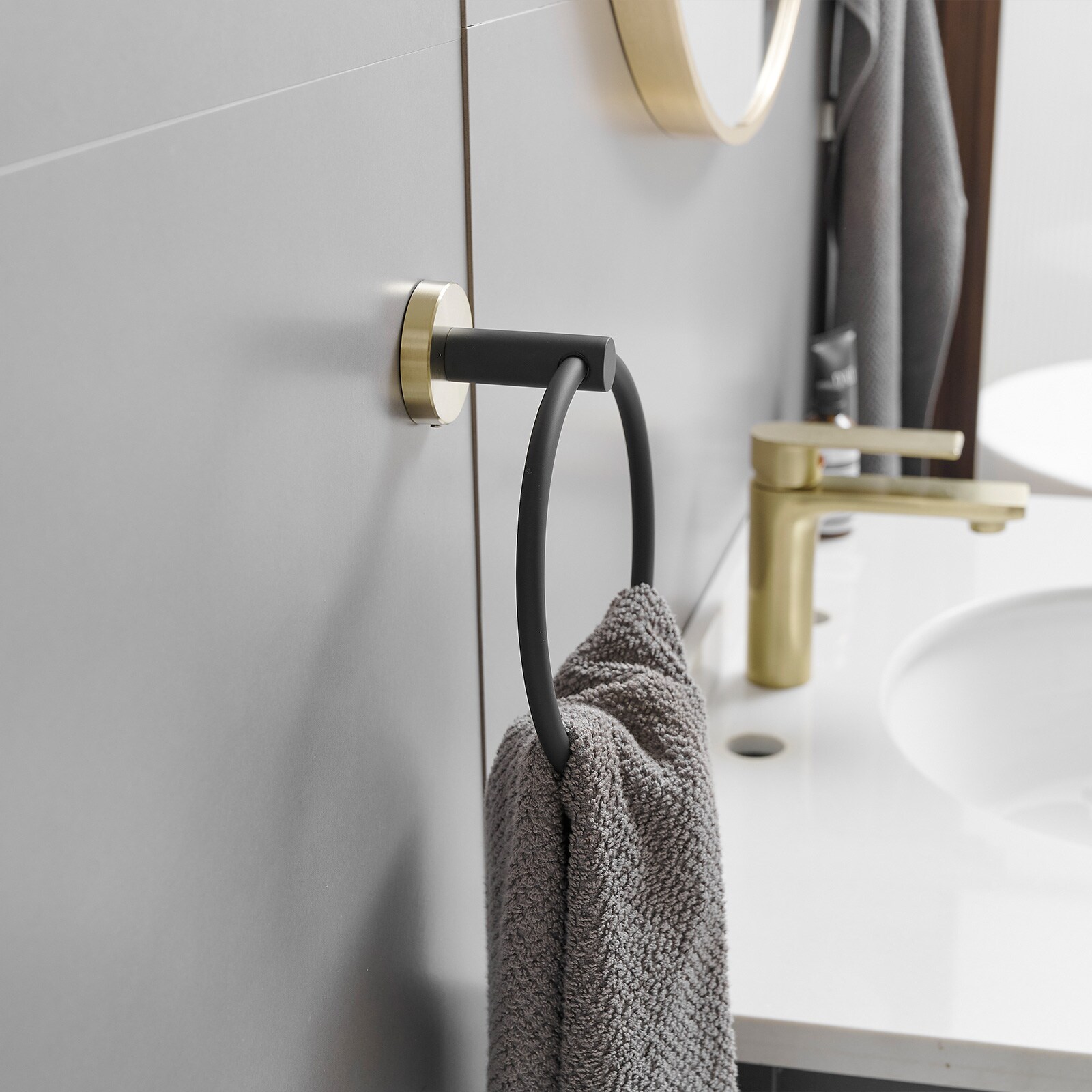 Juego de accesorios para baño decorativo negro y dorado de 3 piezas con anillo para toallas y gancho para batas incluidos A-91063-GBK