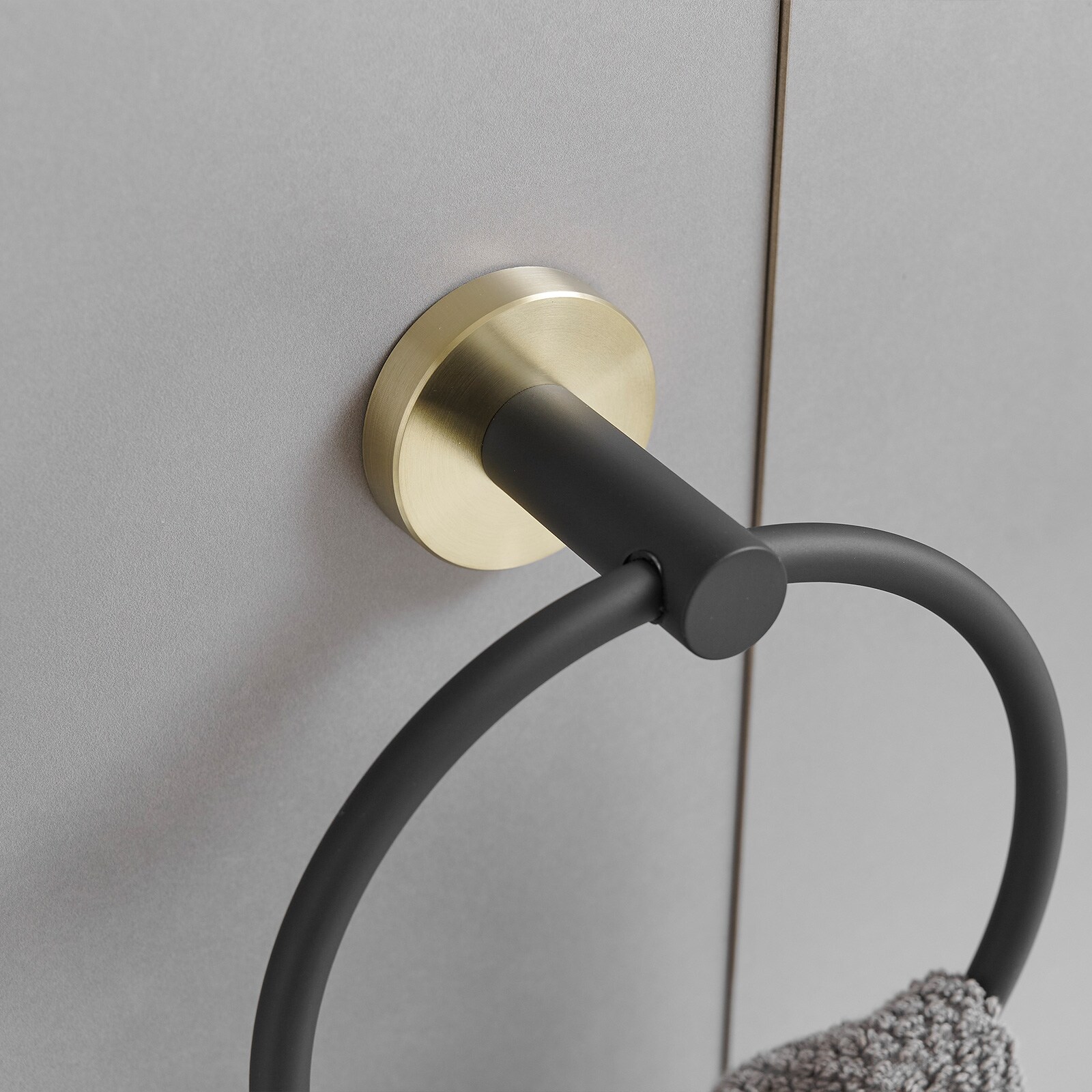 Juego de accesorios para baño decorativo negro y dorado de 3 piezas con anillo para toallas y gancho para batas incluidos A-91063-GBK