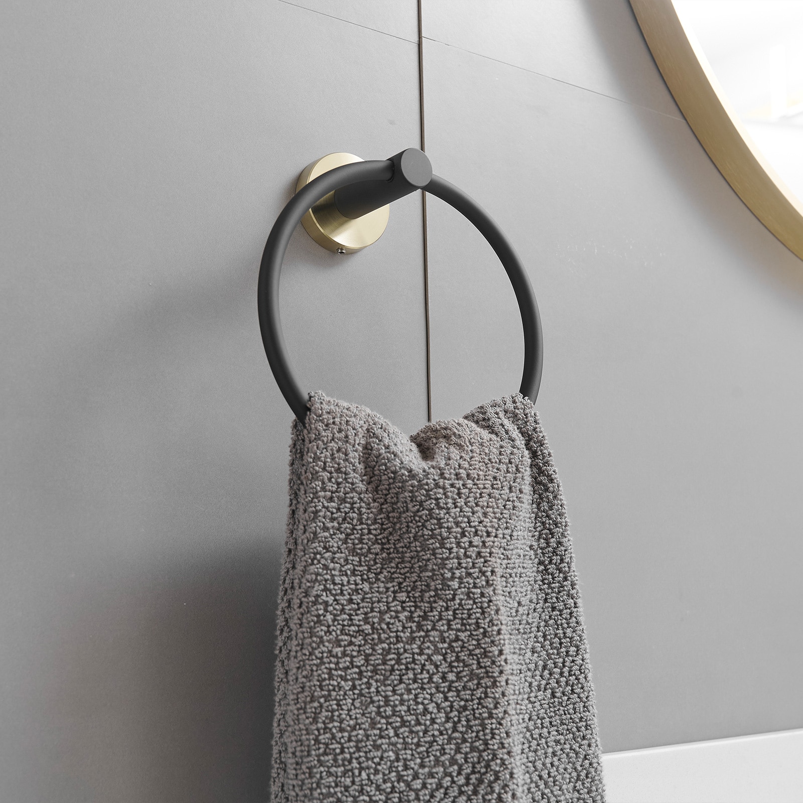 Juego de accesorios para baño decorativo negro y dorado de 3 piezas con anillo para toallas y gancho para batas incluidos A-91063-GBK