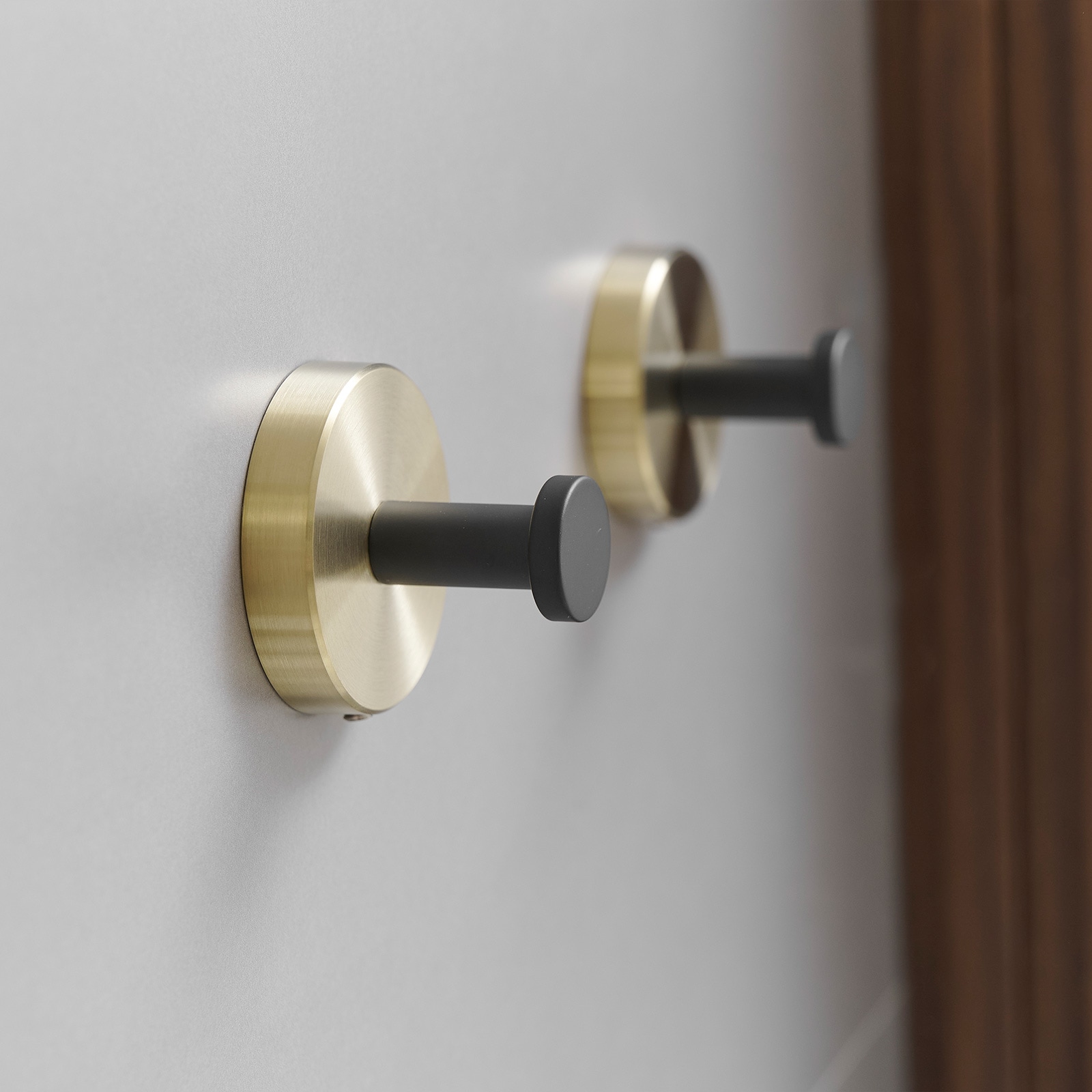 Juego de accesorios para baño decorativo negro y dorado de 3 piezas con anillo para toallas y gancho para batas incluidos A-91063-GBK