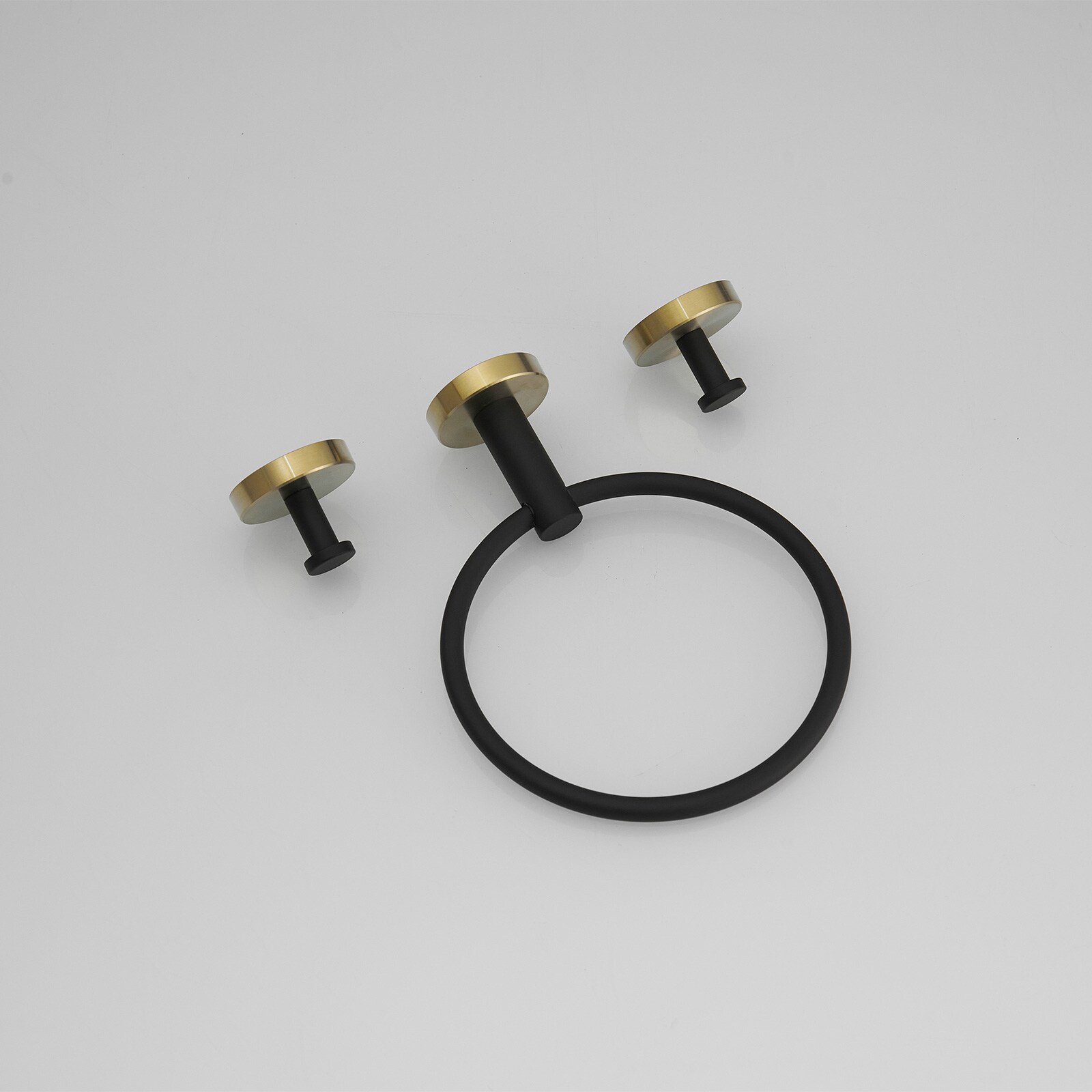 Juego de accesorios para baño decorativo negro y dorado de 3 piezas con anillo para toallas y gancho para batas incluidos A-91063-GBK