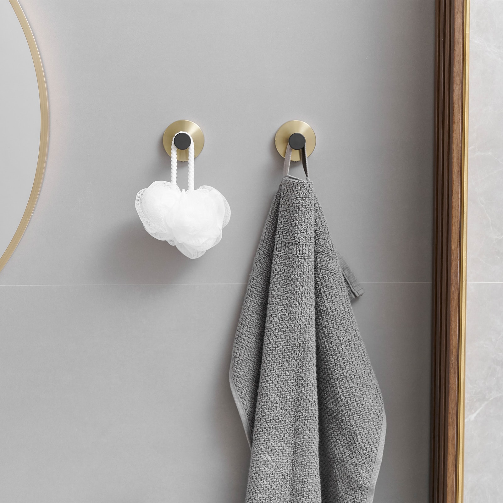 Juego de accesorios para baño decorativo negro y dorado de 3 piezas con anillo para toallas y gancho para batas incluidos A-91063-GBK