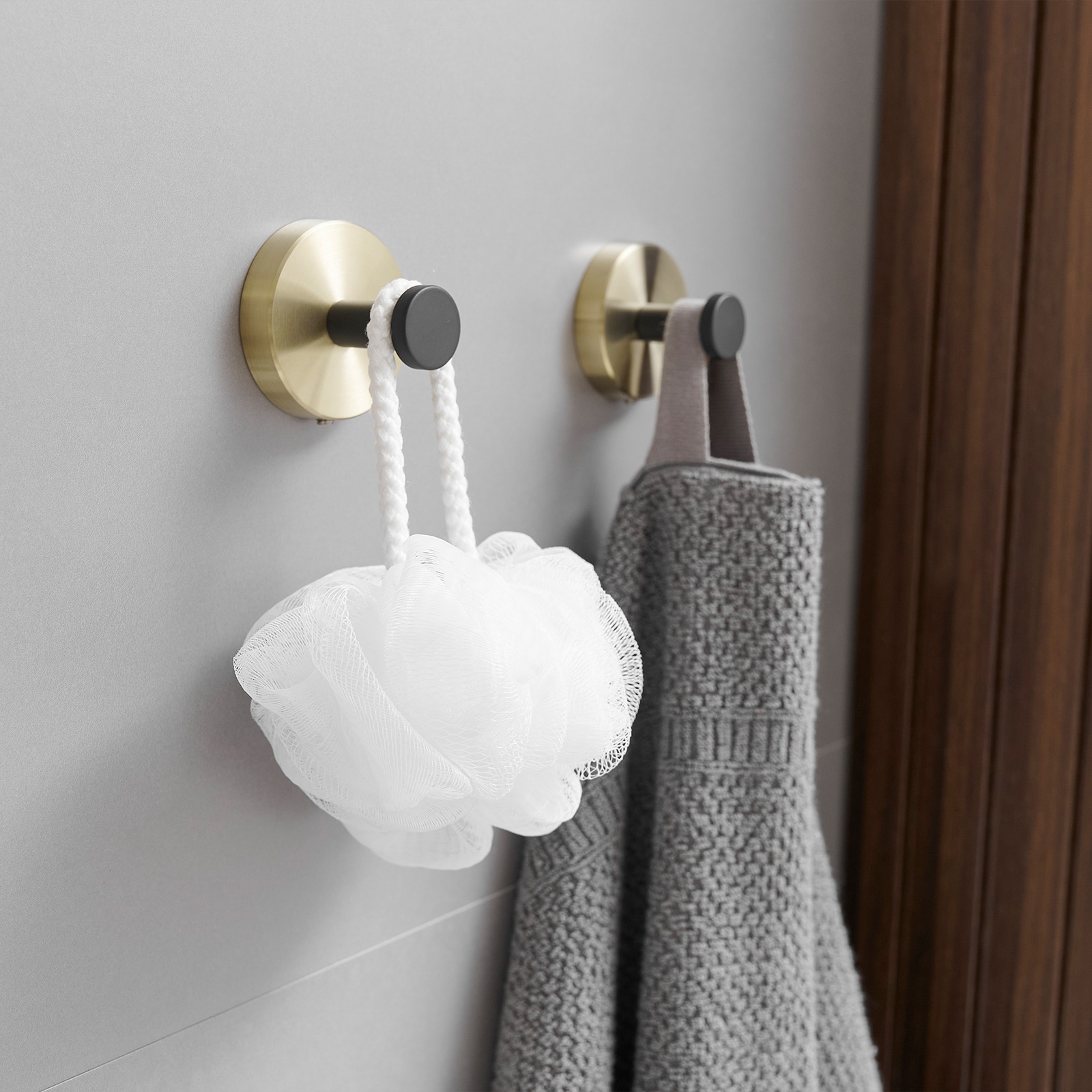 Juego de accesorios para baño decorativo negro y dorado de 3 piezas con anillo para toallas y gancho para batas incluidos A-91063-GBK