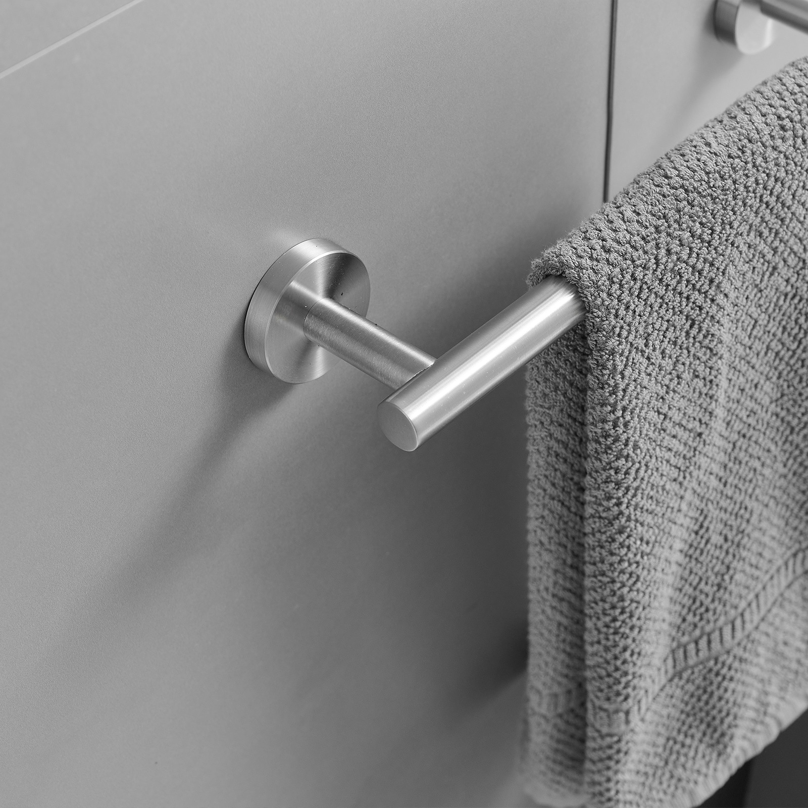 Juego de accesorios de baño decorativos de níquel cepillado de 3 piezas para baño - Incluye barra de toallas, porta papel higiénico y gancho para batas A-91062-N-3