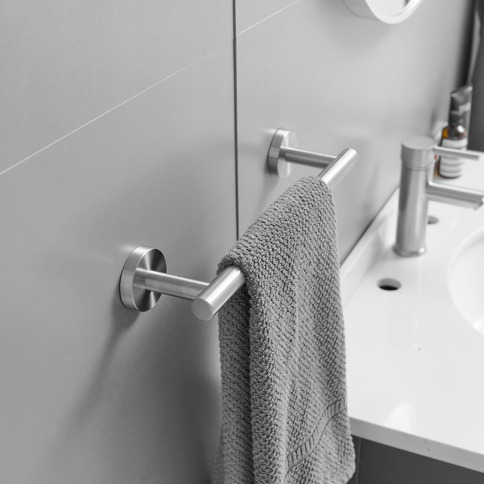 Juego de accesorios de baño decorativos de níquel cepillado de 3 piezas para baño - Incluye barra de toallas, porta papel higiénico y gancho para batas A-91062-N-3