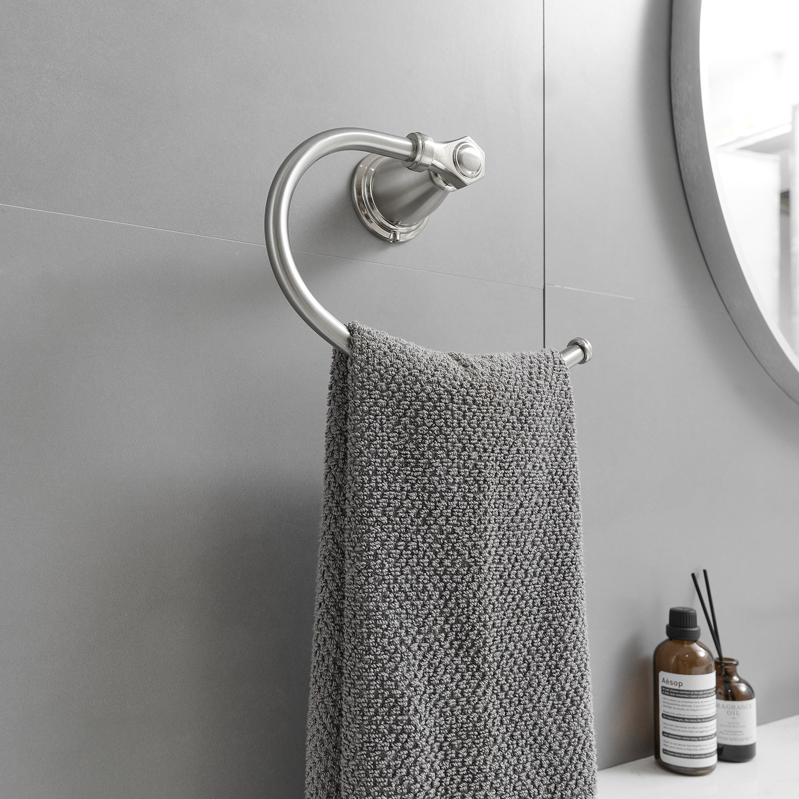 Juego de Accesorios Decorativos para Baño de Níquel Cepillado de 4 Piezas - Barra de Toallas, Portarrollos de Papel Higiénico, Gancho para Batas incluido A-91066-N