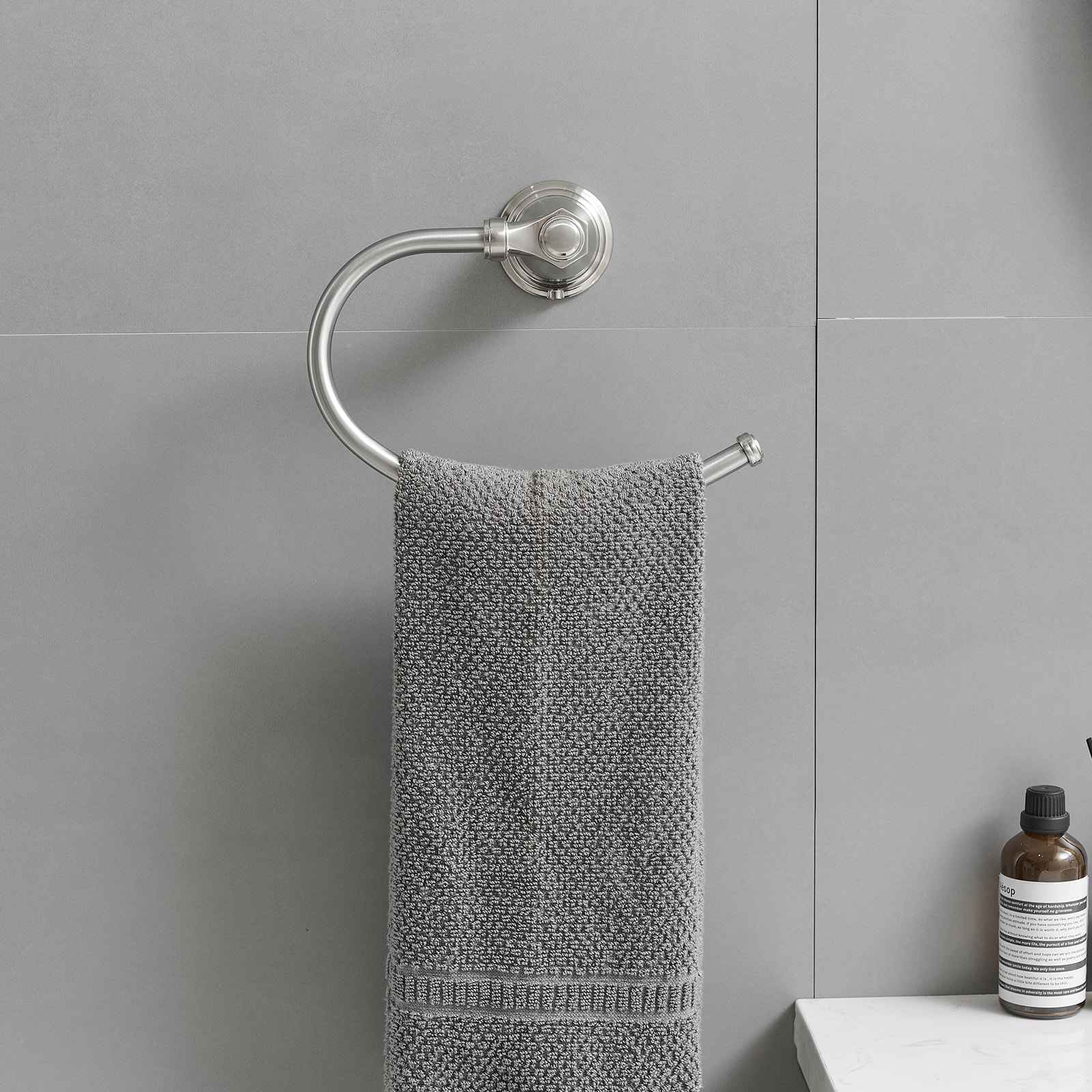 Juego de Accesorios Decorativos para Baño de Níquel Cepillado de 4 Piezas - Barra de Toallas, Portarrollos de Papel Higiénico, Gancho para Batas incluido A-91066-N
