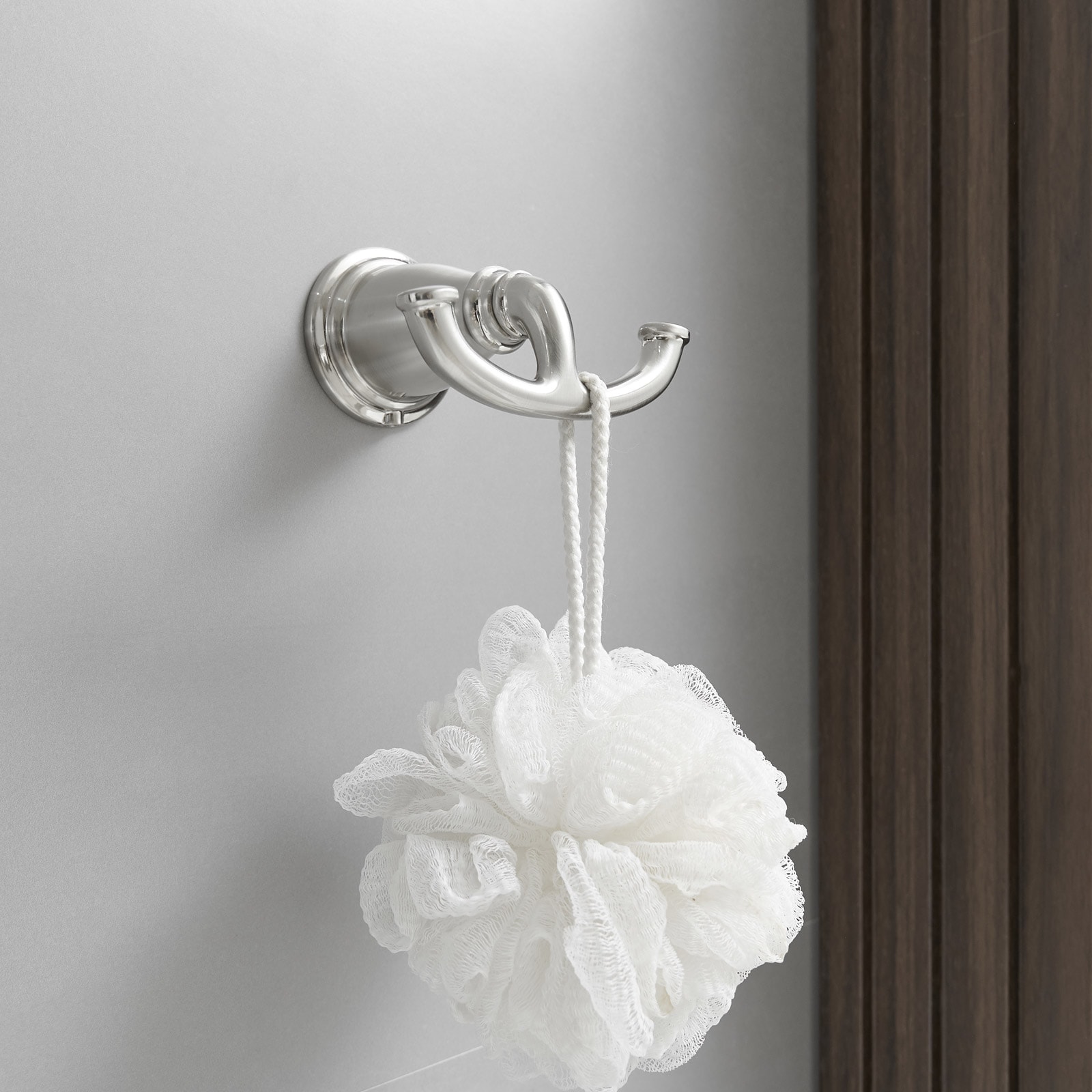 Juego de Accesorios Decorativos para Baño de Níquel Cepillado de 4 Piezas - Barra de Toallas, Portarrollos de Papel Higiénico, Gancho para Batas incluido A-91066-N