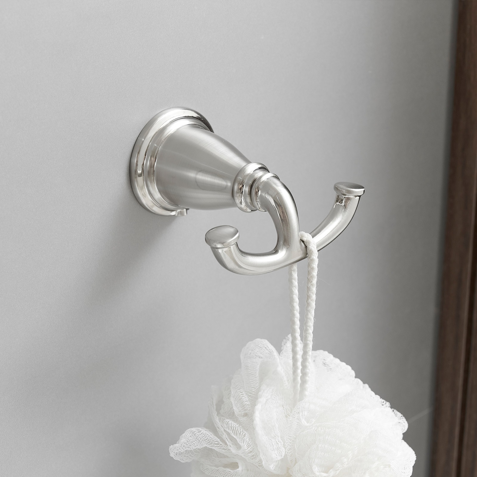Juego de Accesorios Decorativos para Baño de Níquel Cepillado de 4 Piezas - Barra de Toallas, Portarrollos de Papel Higiénico, Gancho para Batas incluido A-91066-N