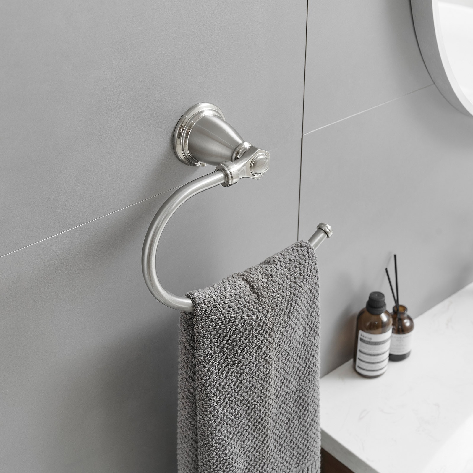 Juego de Accesorios Decorativos para Baño de Níquel Cepillado de 4 Piezas - Barra de Toallas, Portarrollos de Papel Higiénico, Gancho para Batas incluido A-91066-N