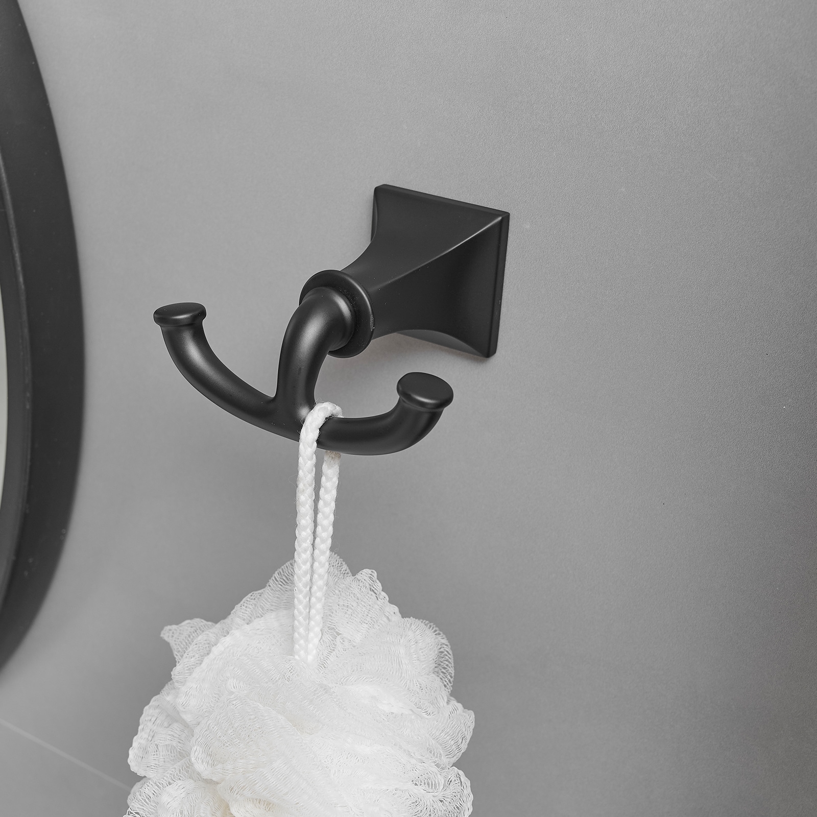 Juego de accesorios de baño decorativos en negro mate de 4 piezas, incluye barra de toalla, porta rollo de papel y gancho para batas. A-91068-B.