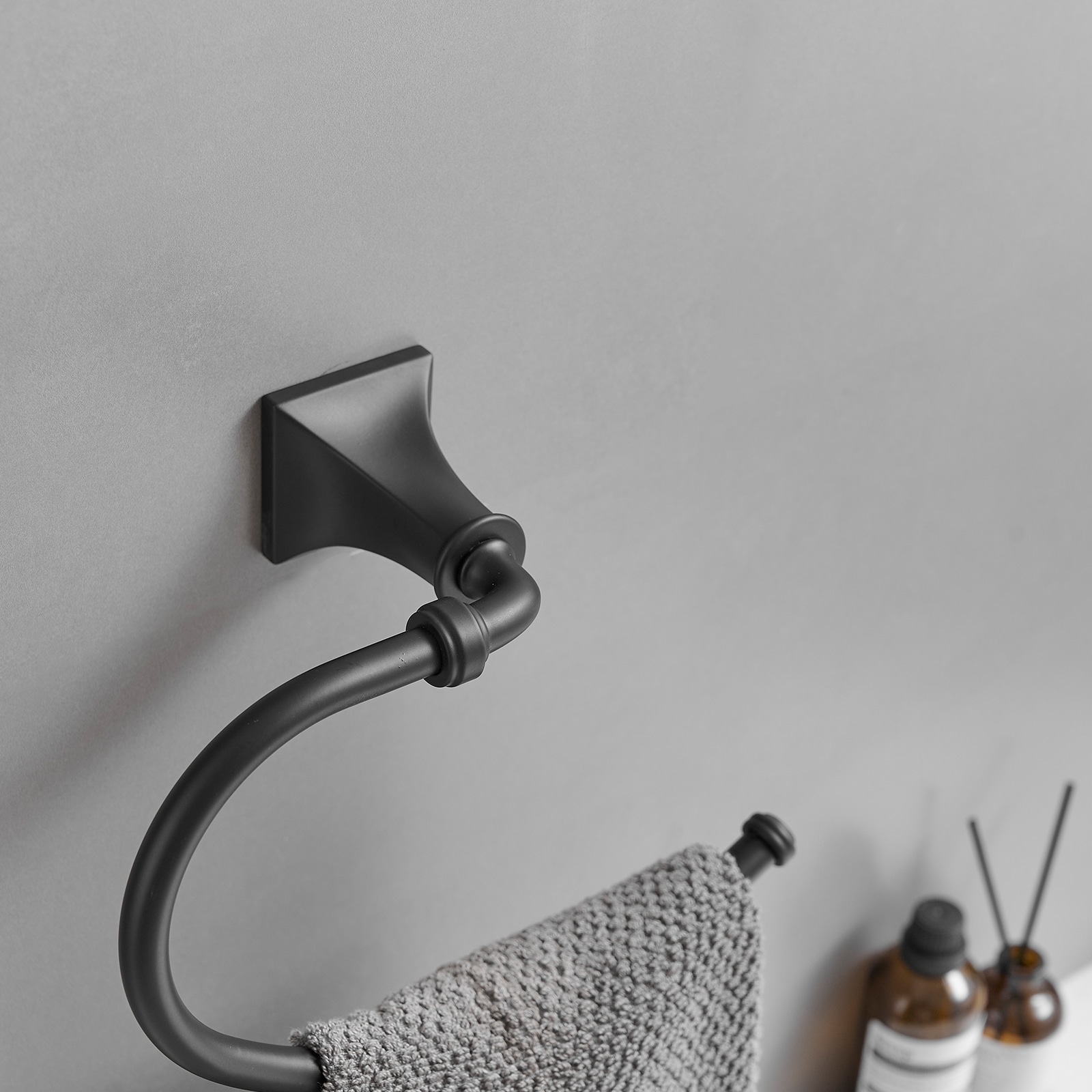 Juego de accesorios de baño decorativos en negro mate de 4 piezas, incluye barra de toalla, porta rollo de papel y gancho para batas. A-91068-B.