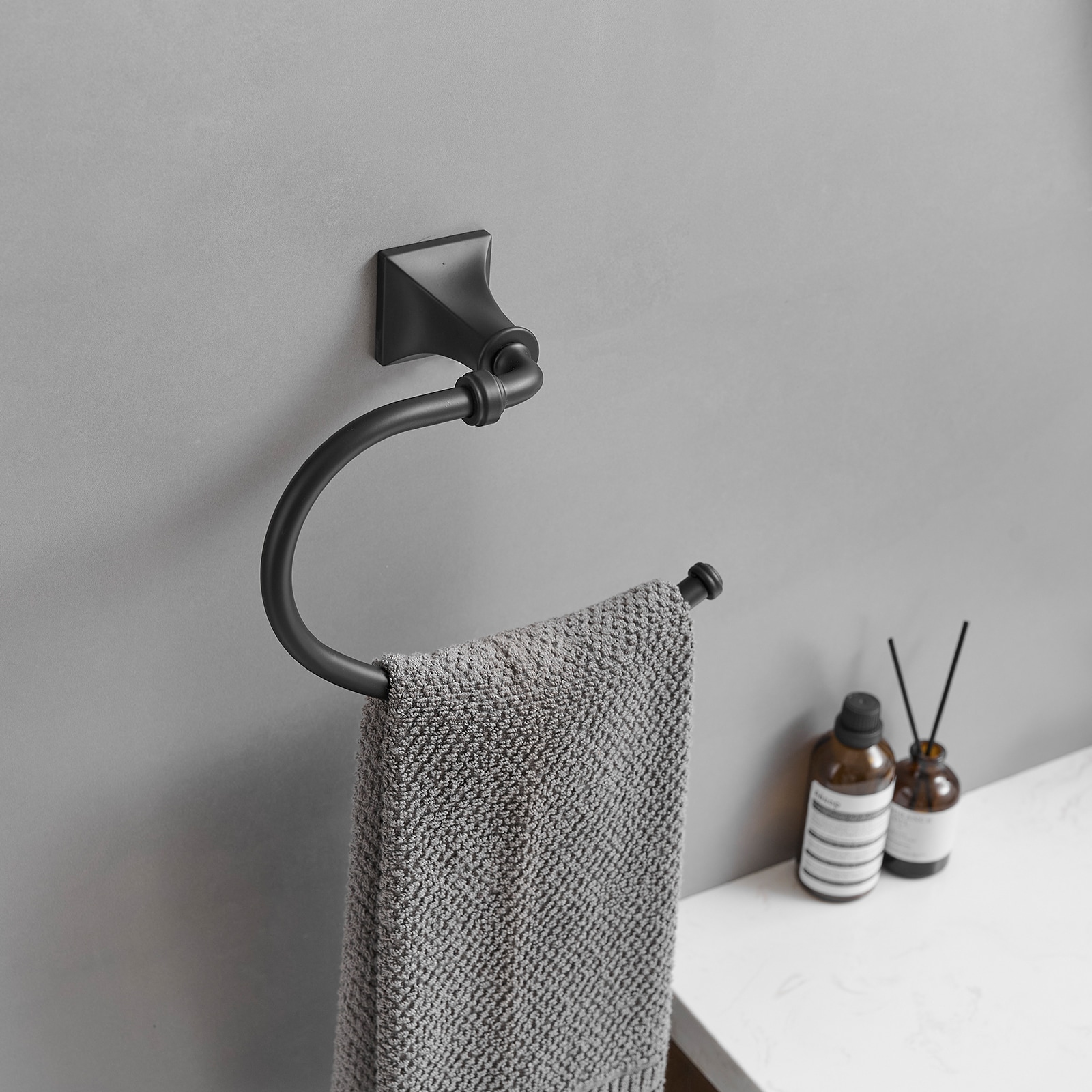 Juego de accesorios de baño decorativos en negro mate de 4 piezas, incluye barra de toalla, porta rollo de papel y gancho para batas. A-91068-B.