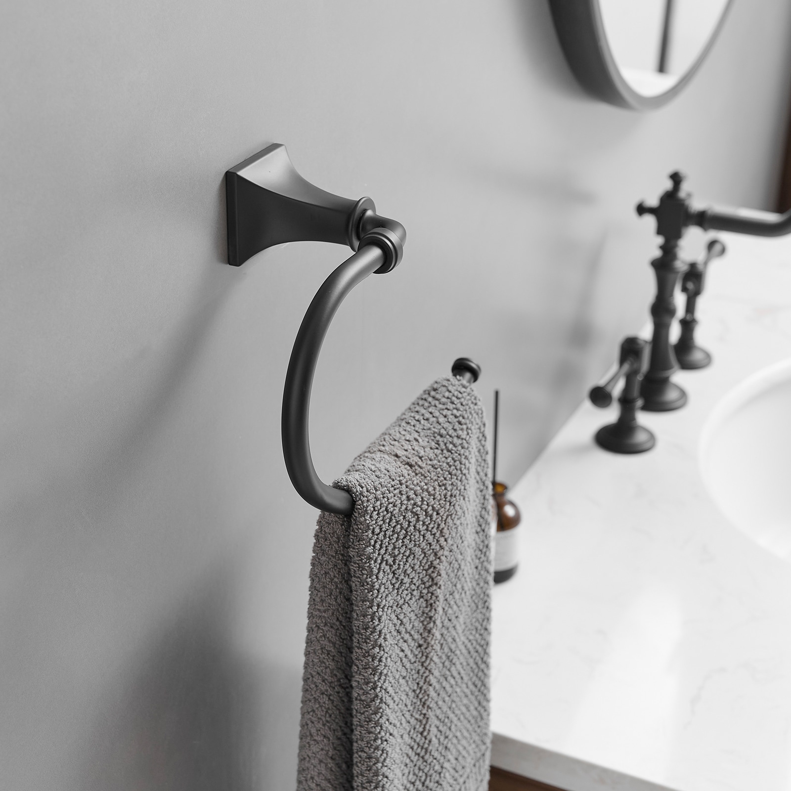 Juego de accesorios de baño decorativos en negro mate de 4 piezas, incluye barra de toalla, porta rollo de papel y gancho para batas. A-91068-B.