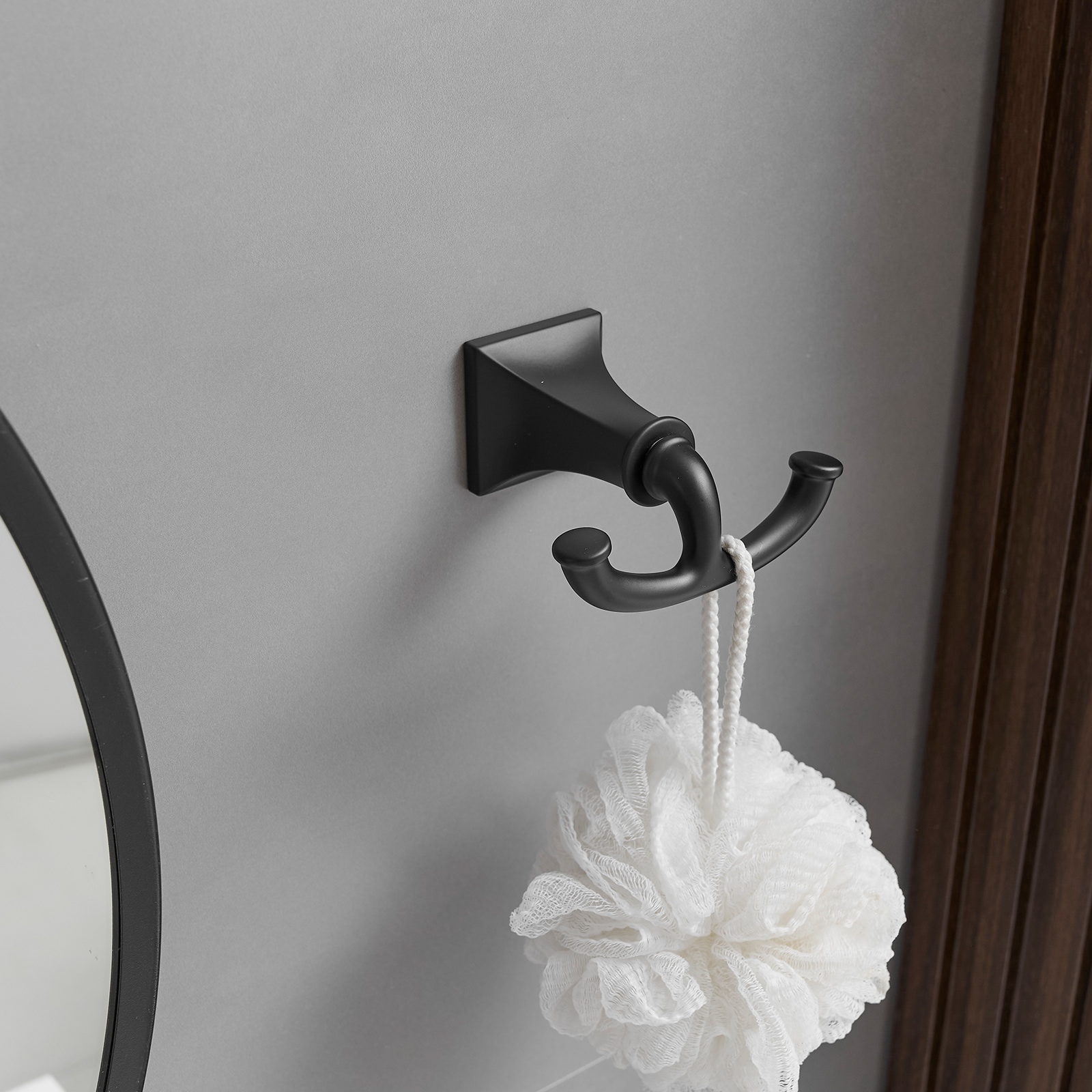 Juego de accesorios de baño decorativos en negro mate de 4 piezas, incluye barra de toalla, porta rollo de papel y gancho para batas. A-91068-B.