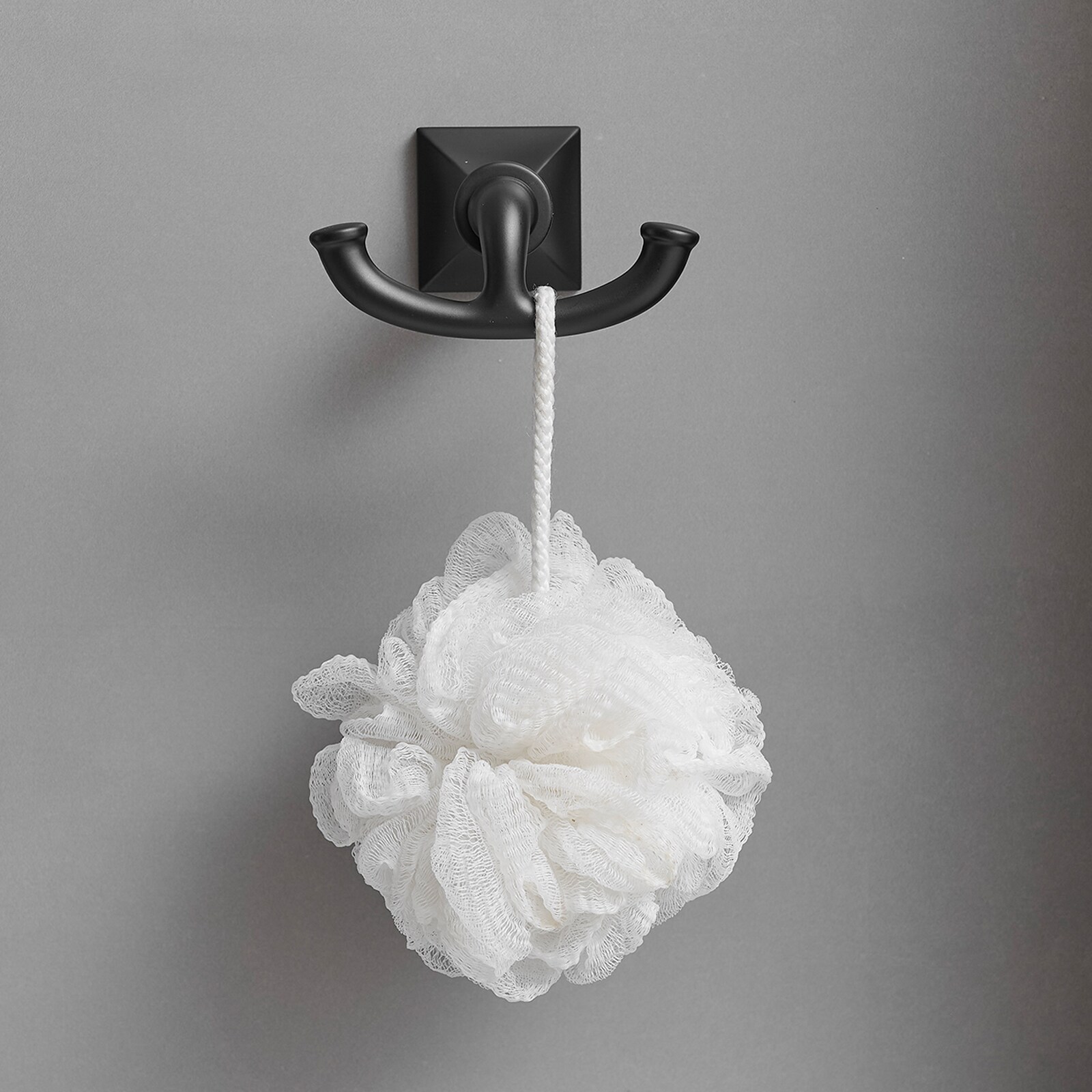 Juego de accesorios de baño decorativos en negro mate de 4 piezas, incluye barra de toalla, porta rollo de papel y gancho para batas. A-91068-B.