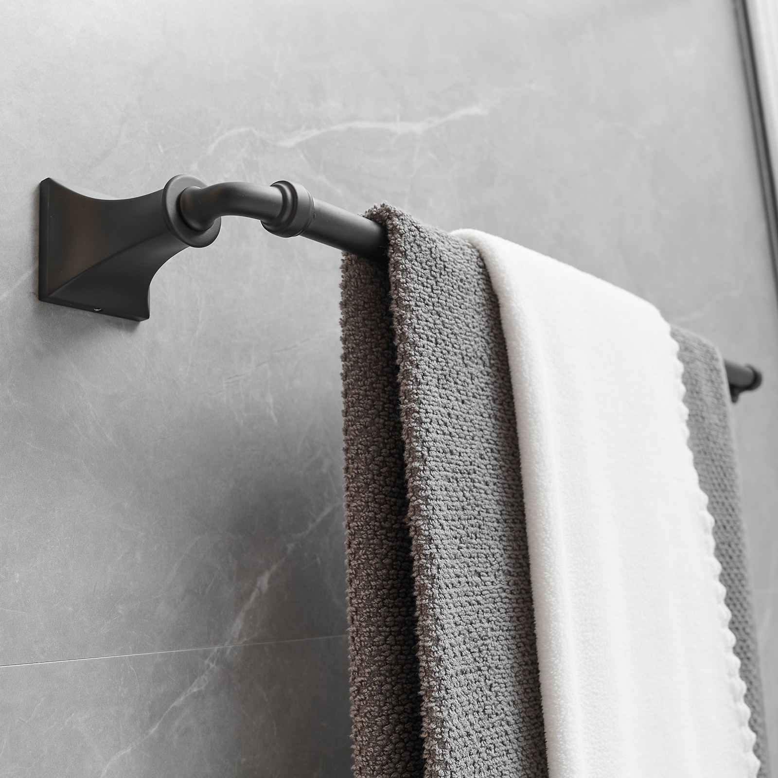 Juego de accesorios de baño decorativos en negro mate de 4 piezas, incluye barra de toalla, porta rollo de papel y gancho para batas. A-91068-B.