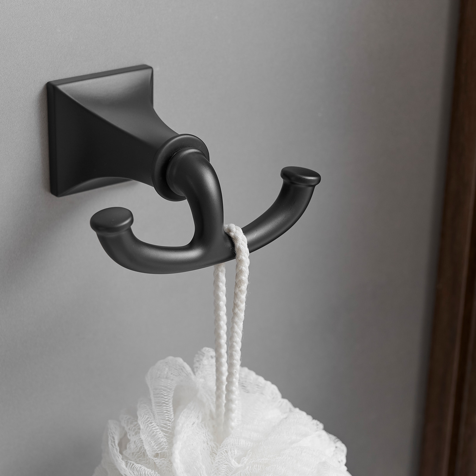 Juego de accesorios de baño decorativos en negro mate de 4 piezas, incluye barra de toalla, porta rollo de papel y gancho para batas. A-91068-B.