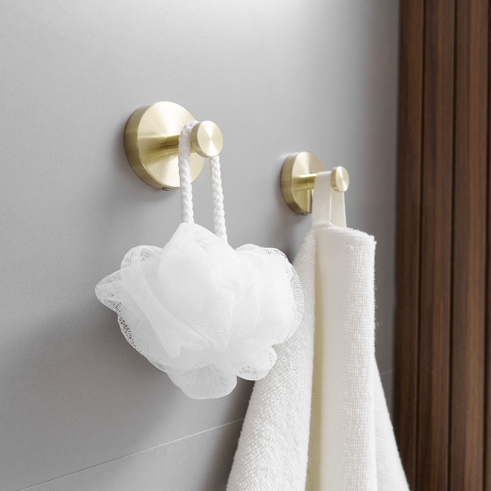 Juego de Herrajes para Baño Decorativo en Acabado Dorado Cepillado de 3 Piezas con Argolla para Toallas y Gancho para Batas incluidos A-91063-BG