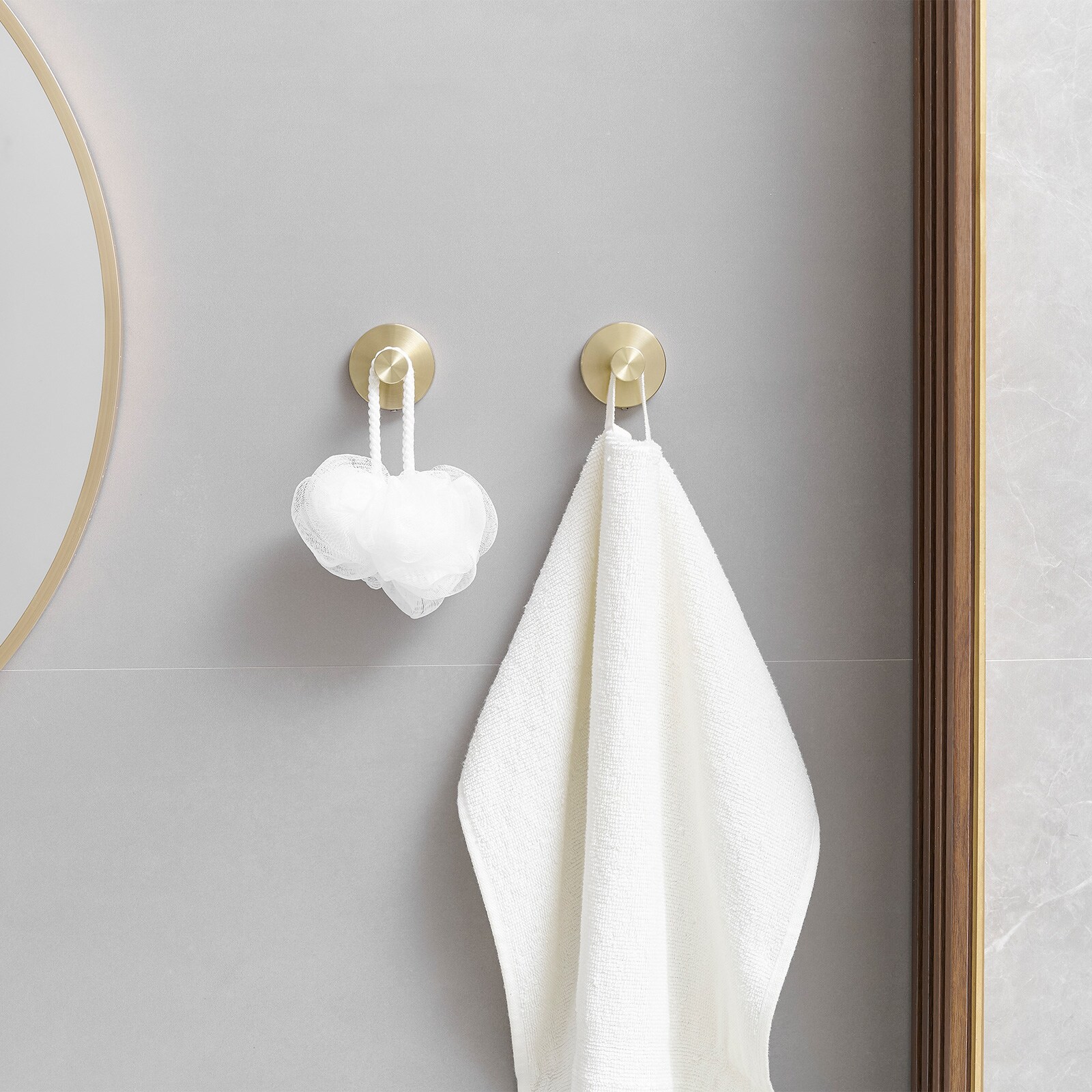 Juego de Herrajes para Baño Decorativo en Acabado Dorado Cepillado de 3 Piezas con Argolla para Toallas y Gancho para Batas incluidos A-91063-BG