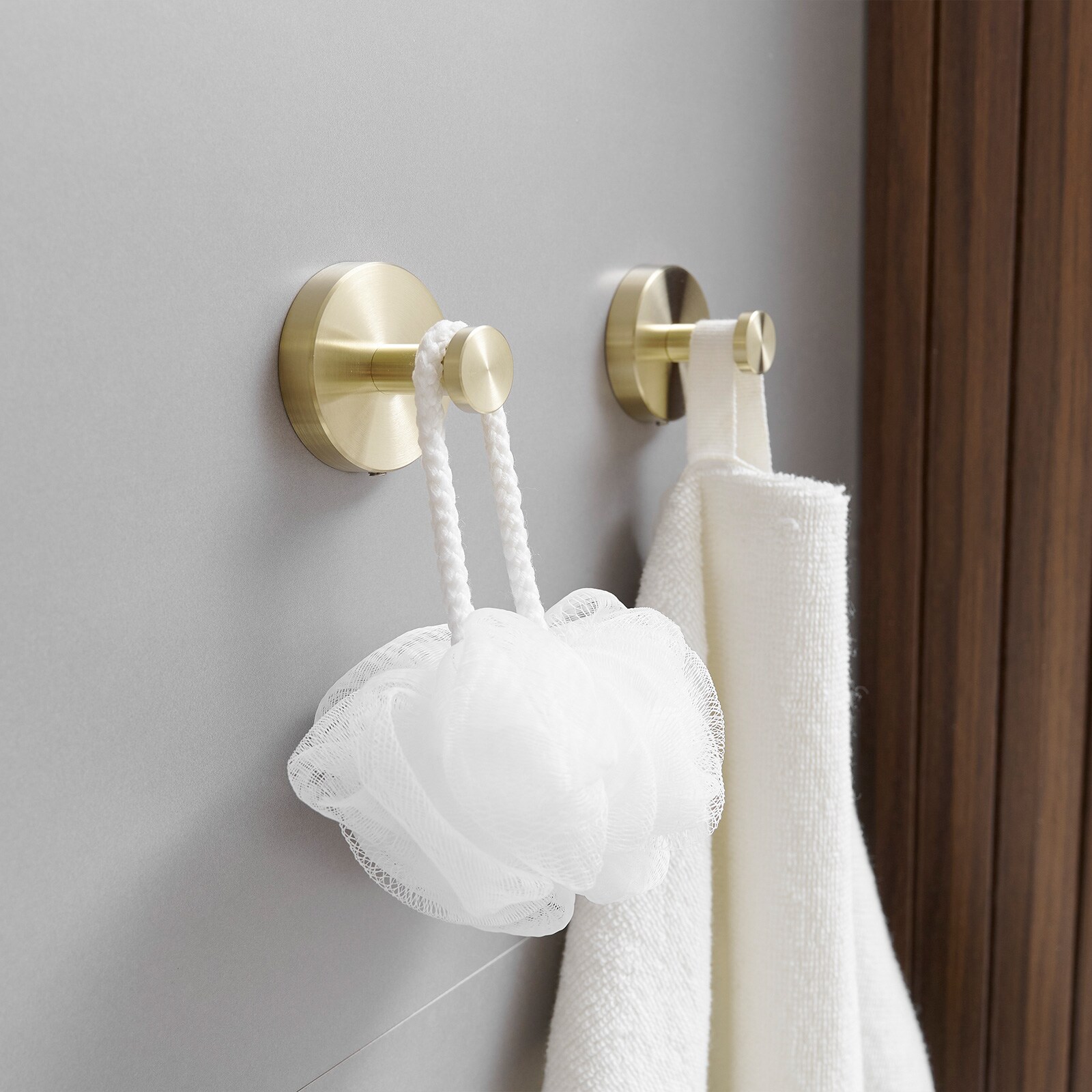Juego de Herrajes para Baño Decorativo en Acabado Dorado Cepillado de 3 Piezas con Argolla para Toallas y Gancho para Batas incluidos A-91063-BG