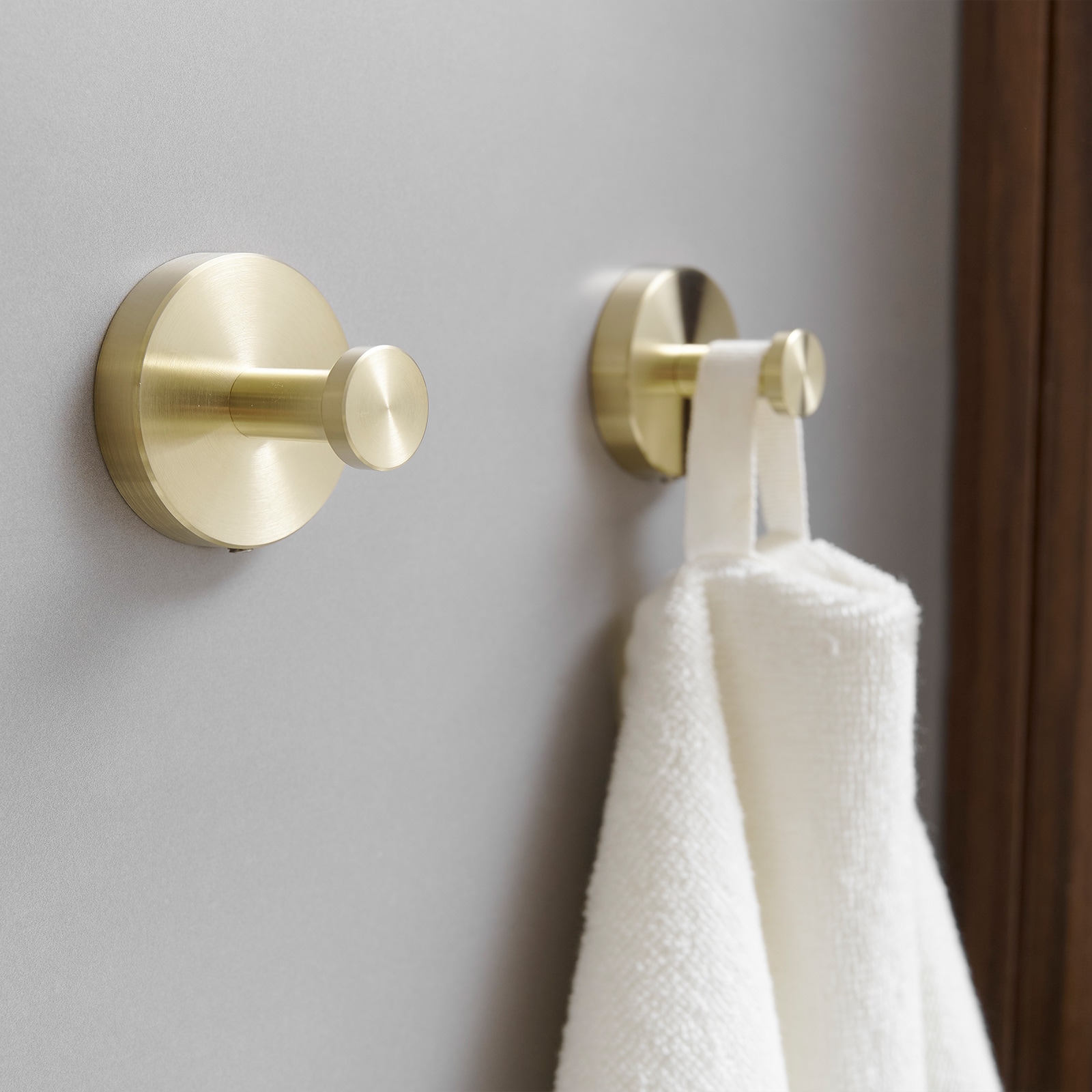 Juego de Herrajes para Baño Decorativo en Acabado Dorado Cepillado de 3 Piezas con Argolla para Toallas y Gancho para Batas incluidos A-91063-BG