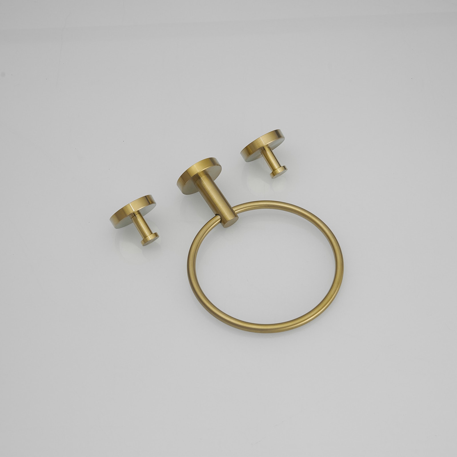Juego de Herrajes para Baño Decorativo en Acabado Dorado Cepillado de 3 Piezas con Argolla para Toallas y Gancho para Batas incluidos A-91063-BG